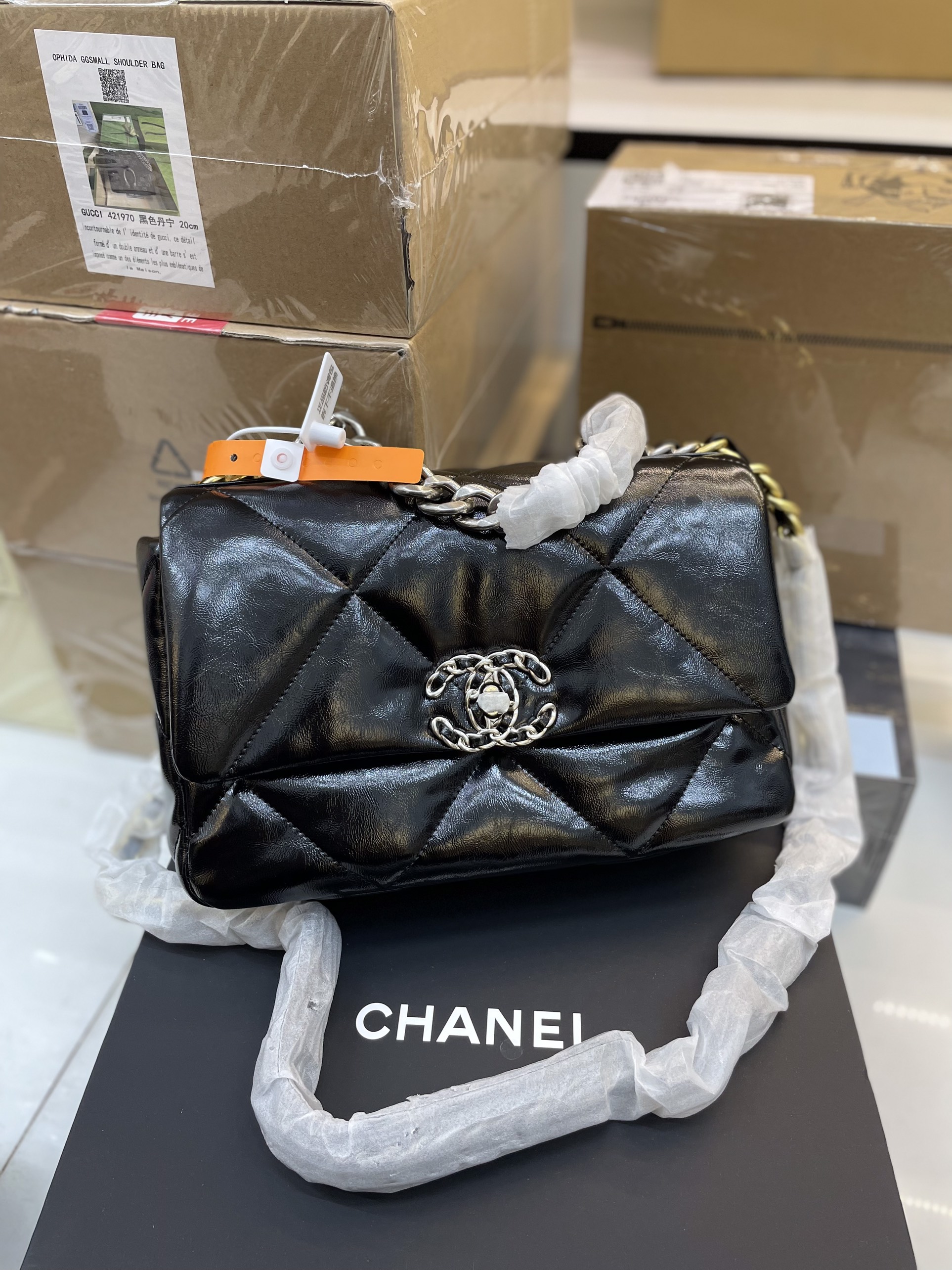 Túi Xách CHANEL Super 19 LEATHER HANDBAG Màu Đen