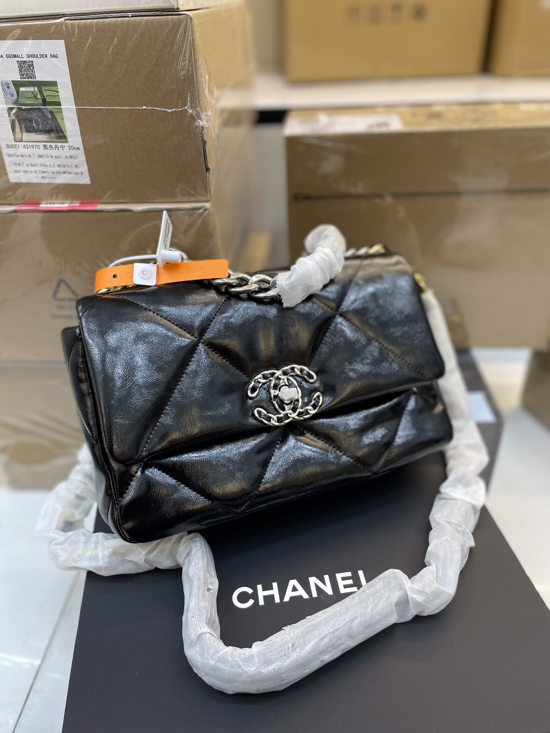 Túi Xách CHANEL Super 19 LEATHER HANDBAG Màu Đen