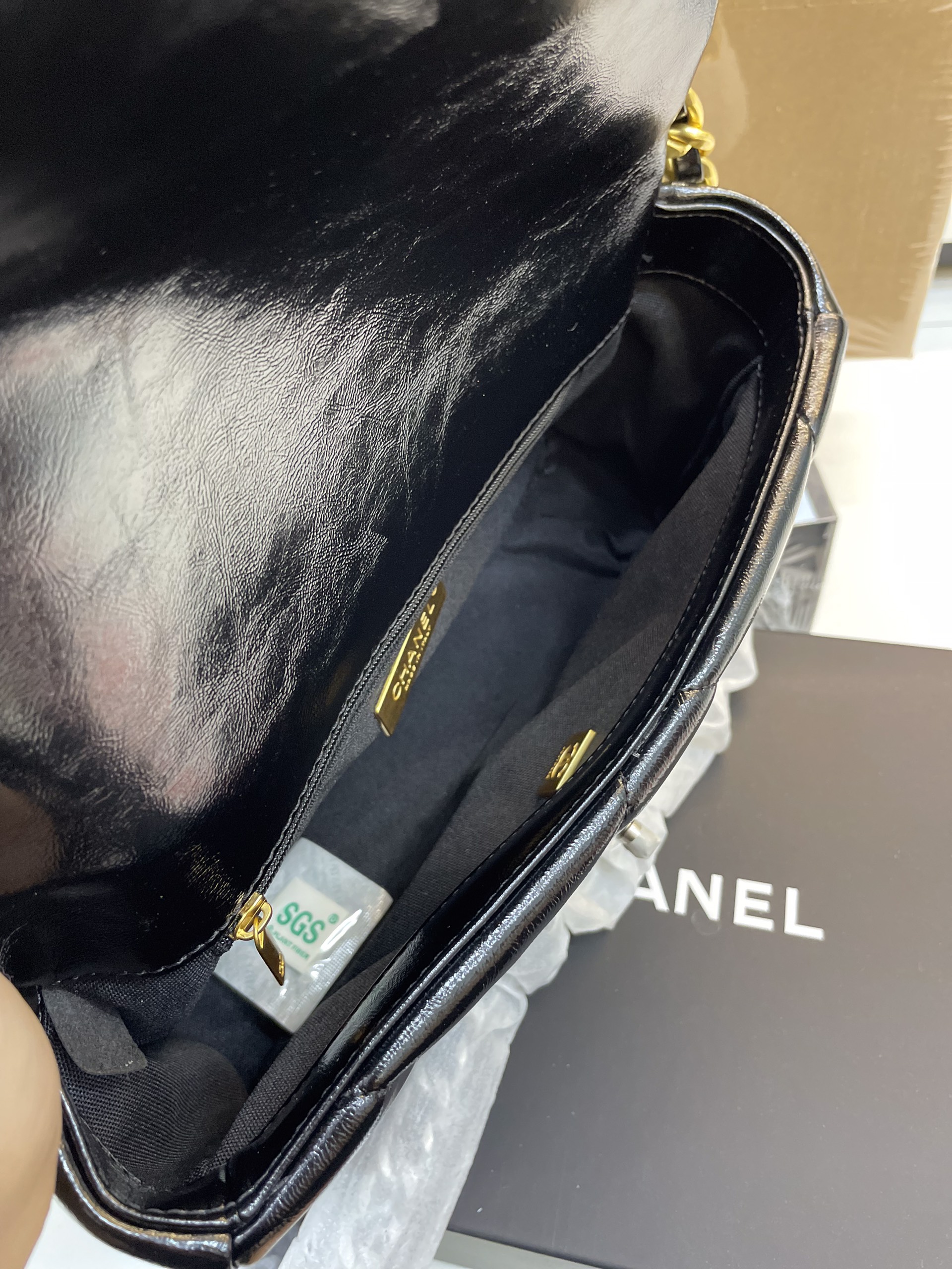 Túi Xách CHANEL Super 19 LEATHER HANDBAG Màu Đen
