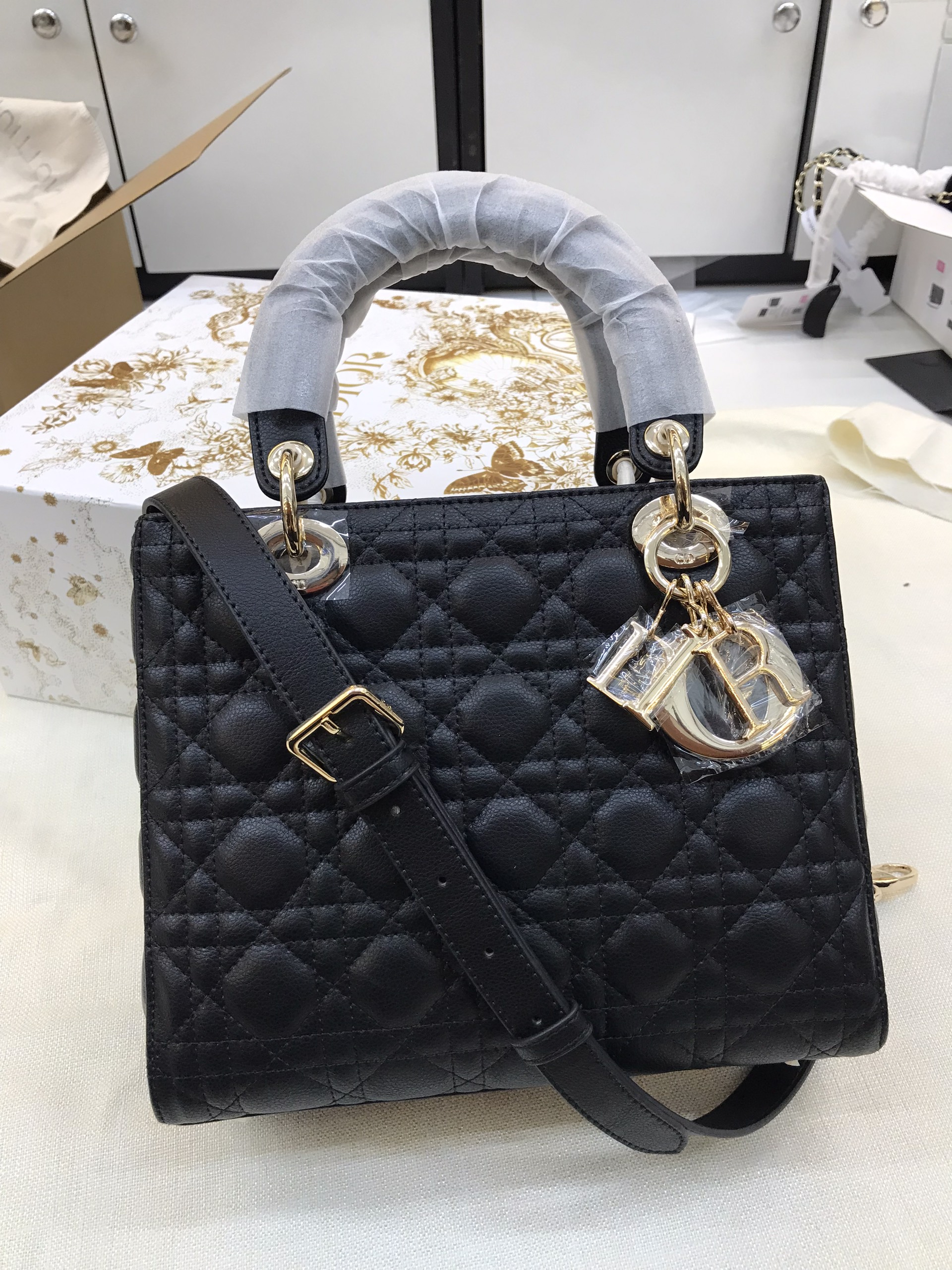 Túi Xách Dior Medium Lady Patent Cannage Calfskin Màu Đen