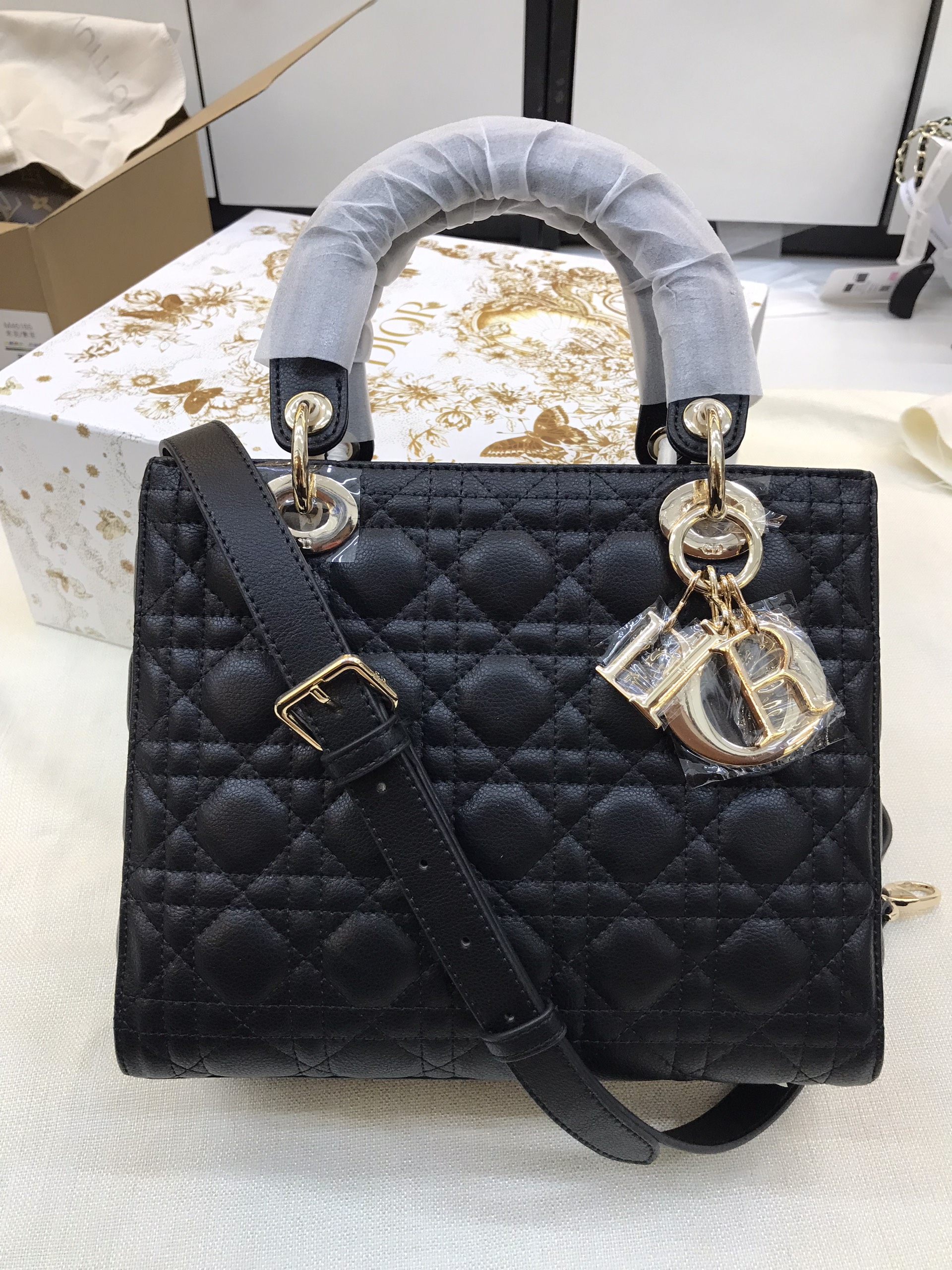 Túi Xách Dior Medium Lady Patent Cannage Calfskin Màu Đen
