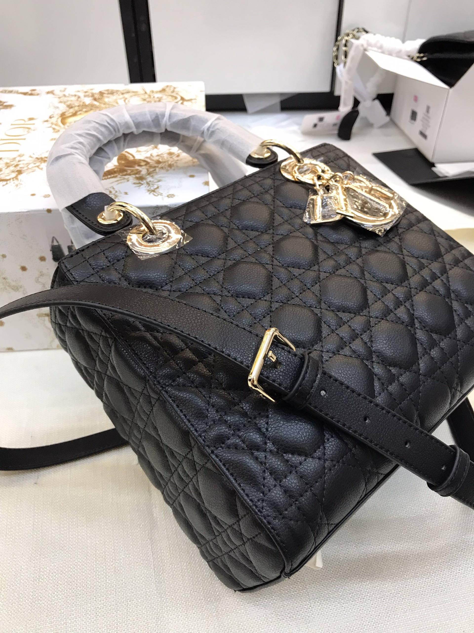 Túi Xách Dior Medium Lady Patent Cannage Calfskin Màu Đen