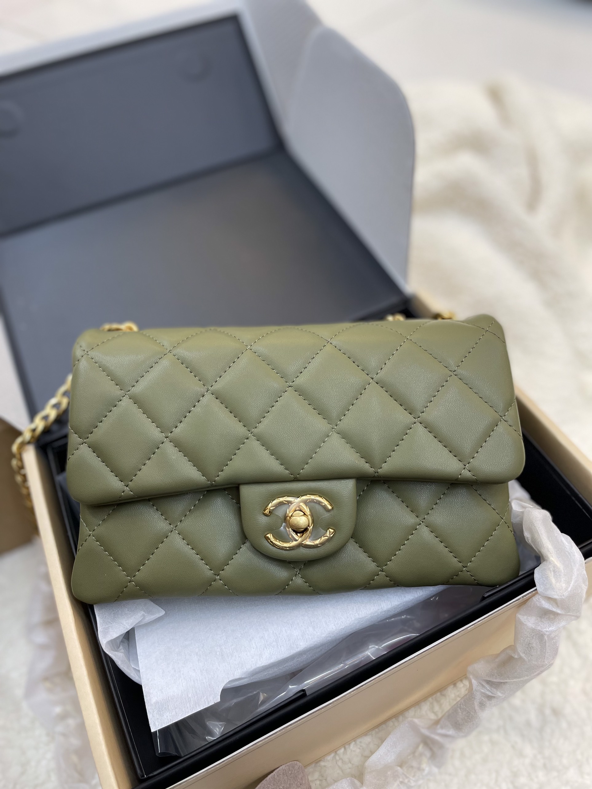 Túi Xách Chanel Super BNIB Chanel 22k Small Flap Màu Rêu