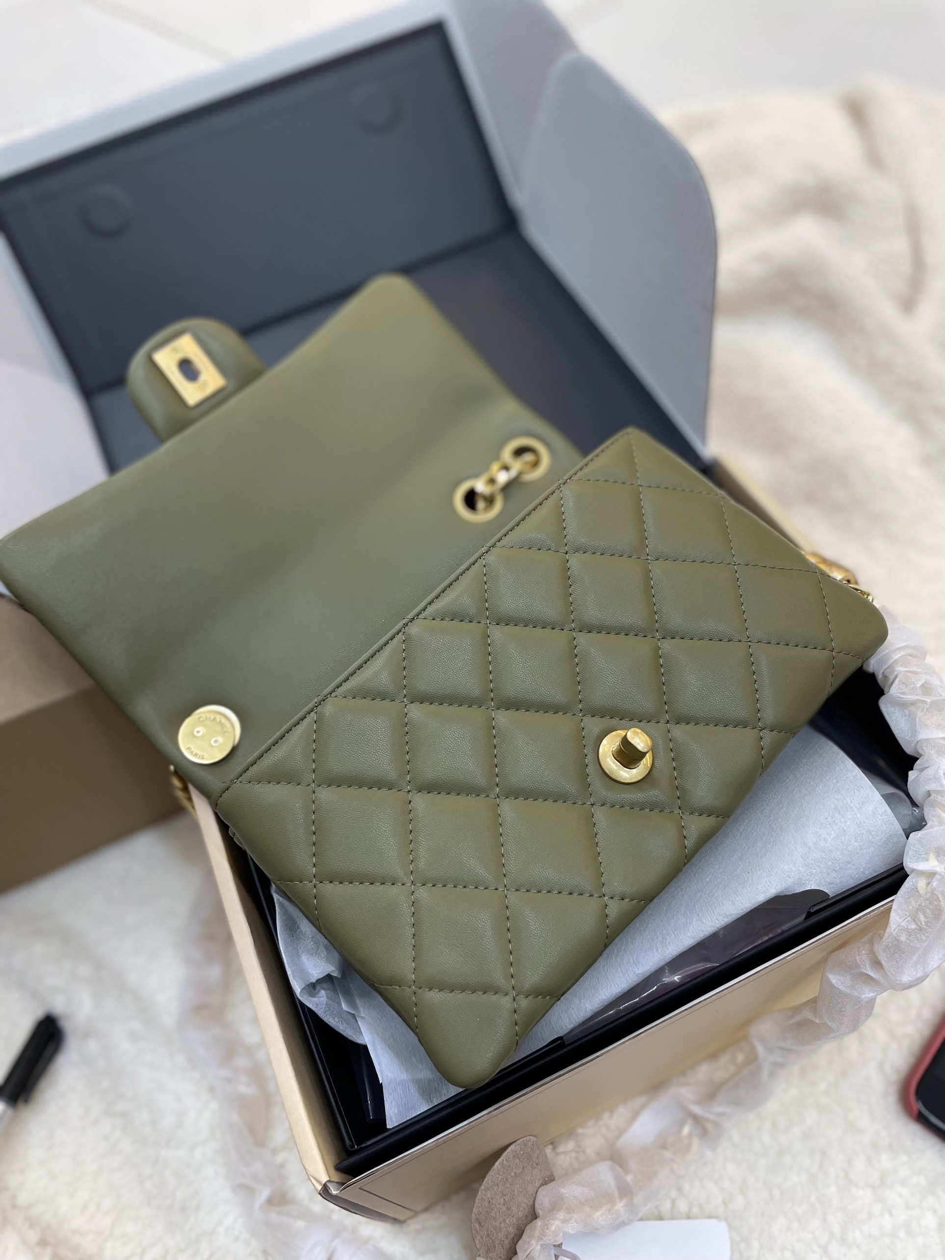Túi Xách Chanel Super BNIB Chanel 22k Small Flap Màu Rêu