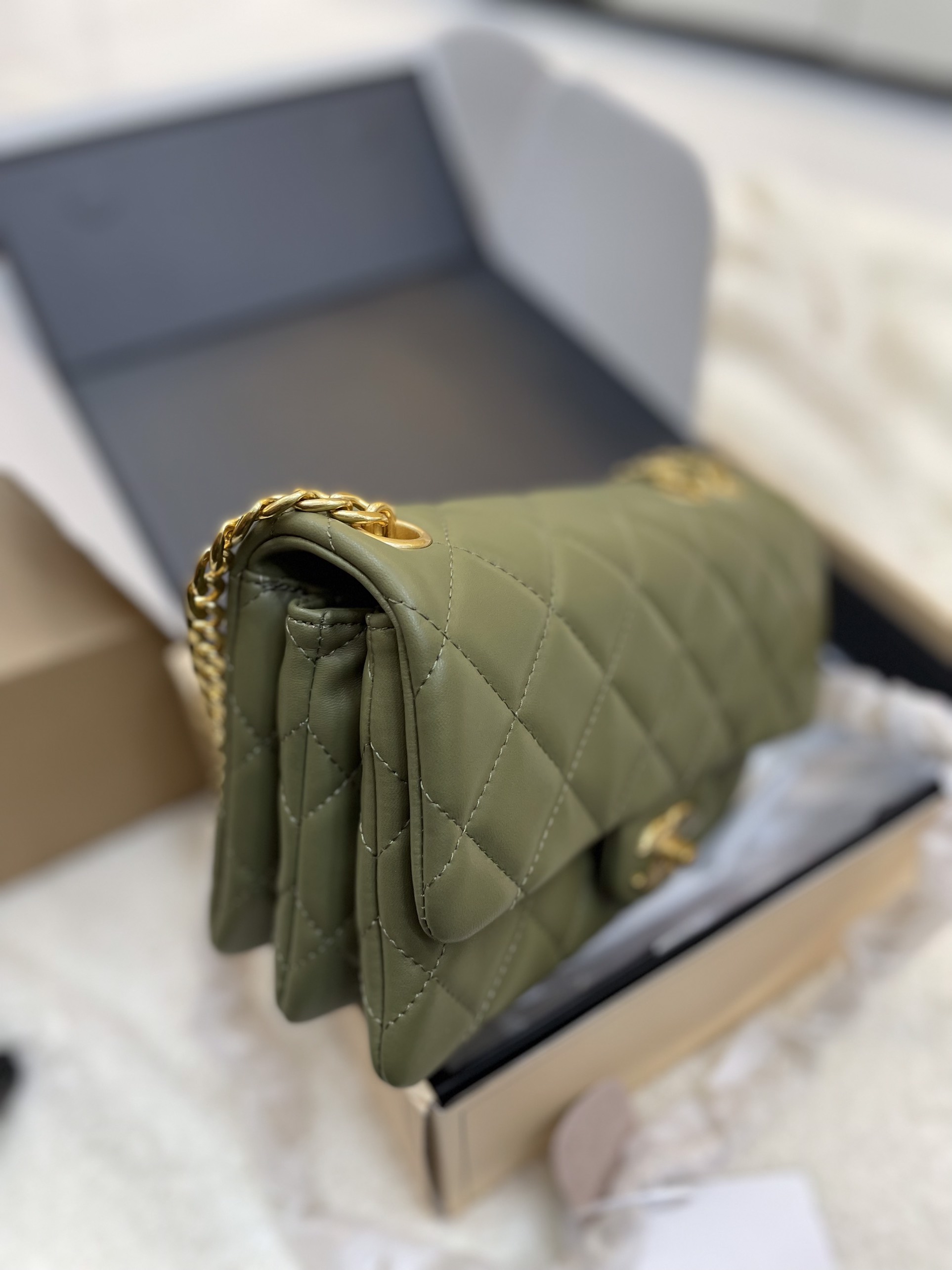 Túi Xách Chanel Super BNIB Chanel 22k Small Flap Màu Rêu