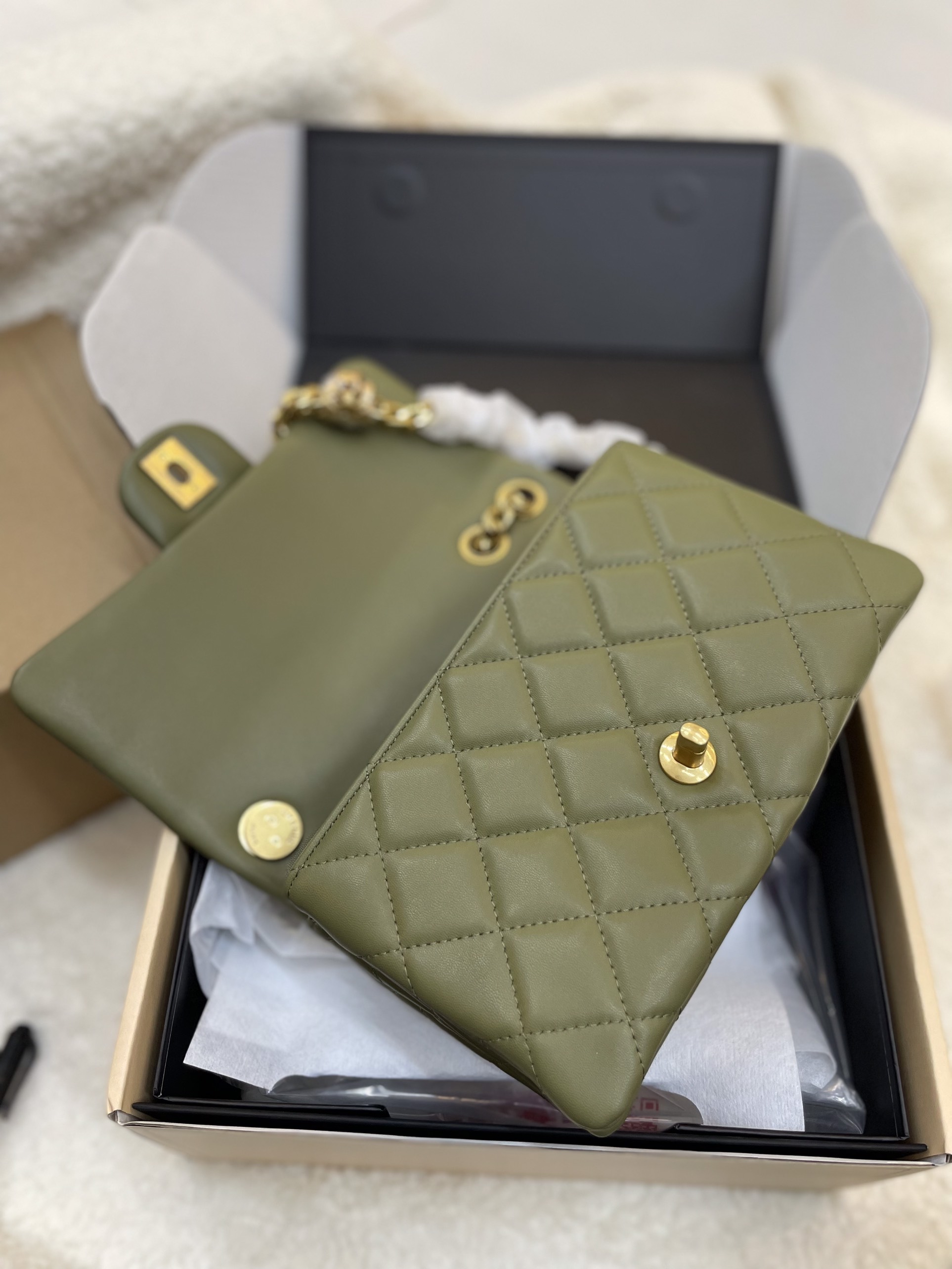 Túi Xách Chanel Super BNIB Chanel 22k Small Flap Màu Rêu