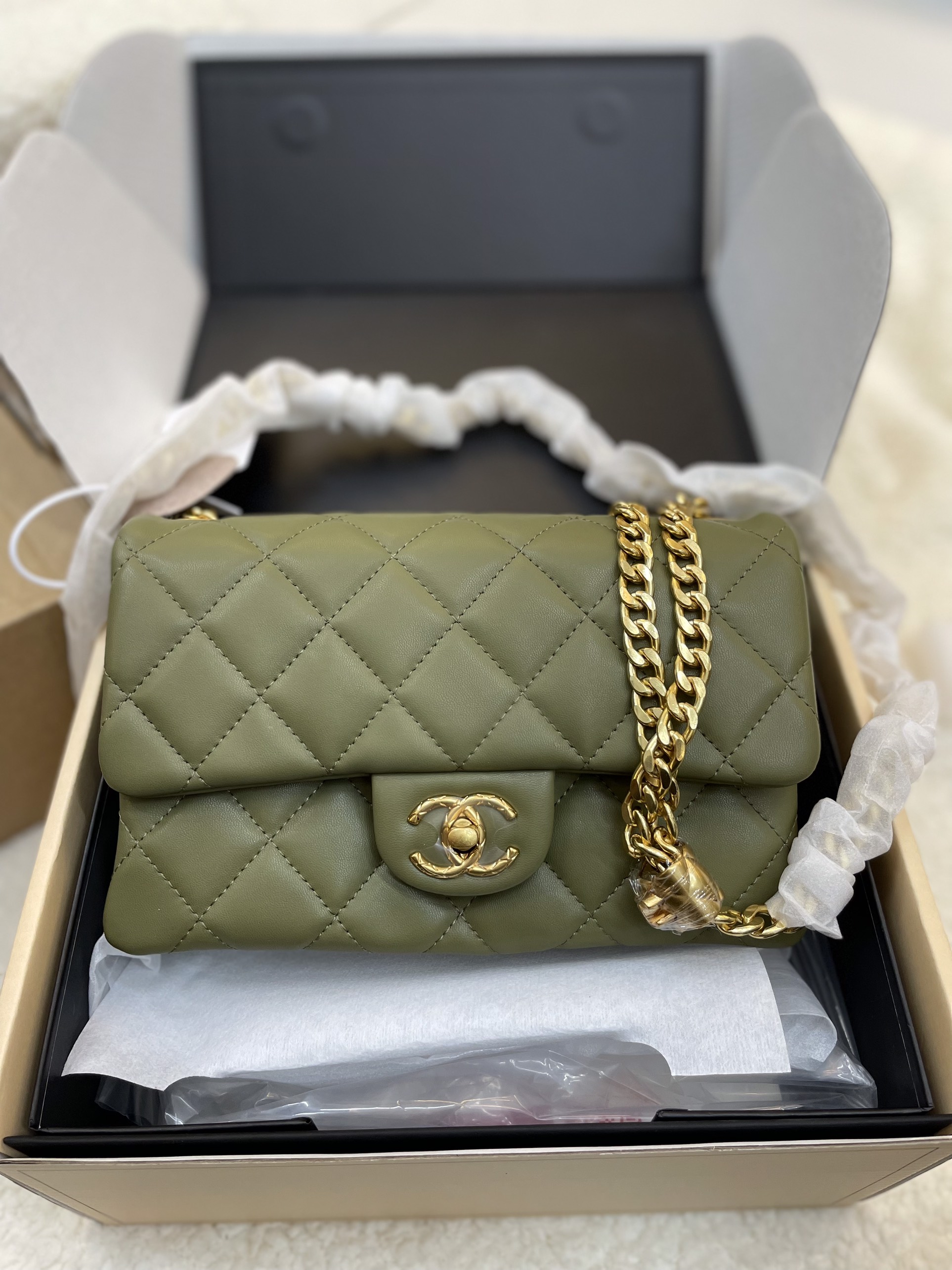 Túi Xách Chanel Super BNIB Chanel 22k Small Flap Màu Rêu