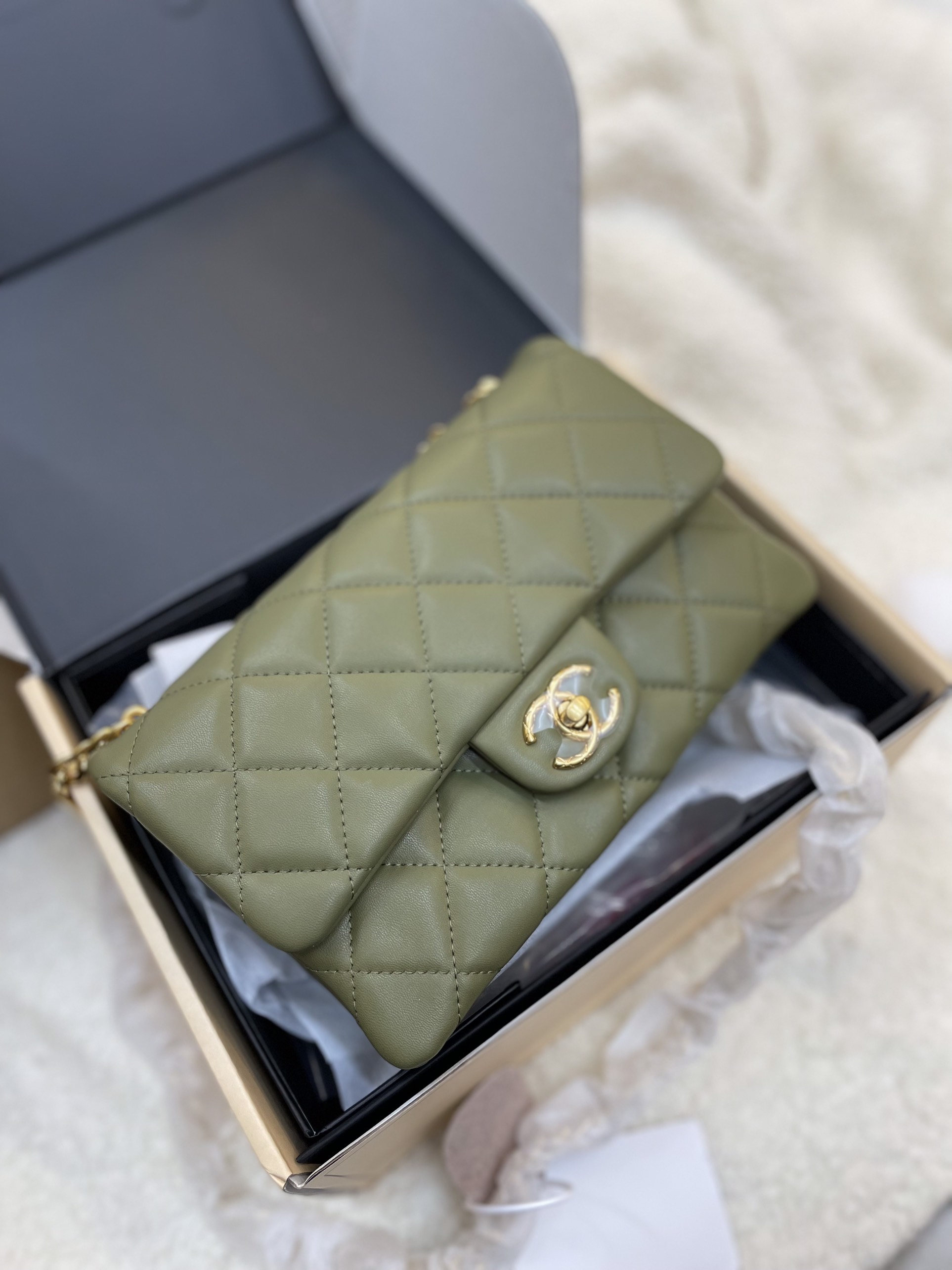 Túi Xách Chanel Super BNIB Chanel 22k Small Flap Màu Rêu