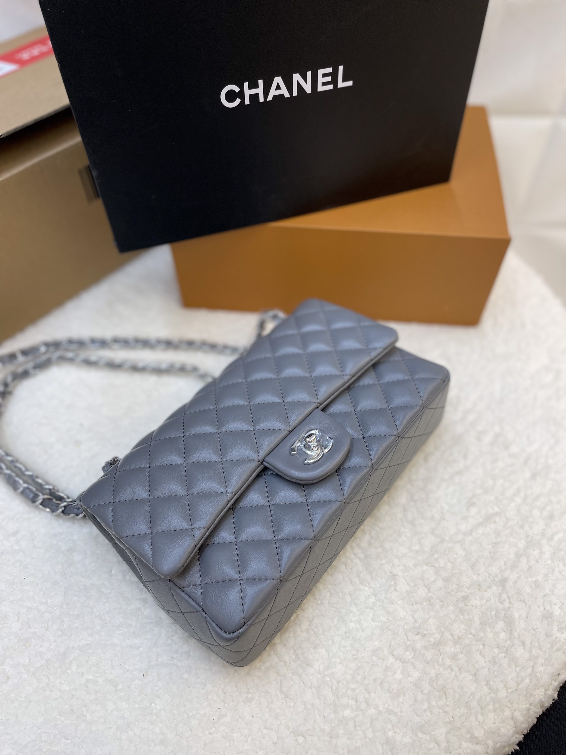 Túi Xách Chanel Classic Super  Da Lì Màu Xám Khóa Bạc Size 26cm