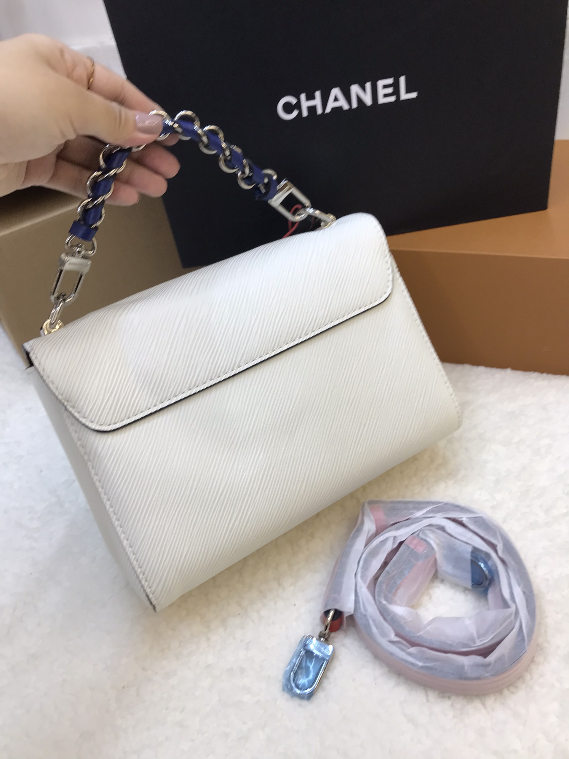 Túi Xách LV Super EPI Twist MM Short Handle Bag Màu Trắng