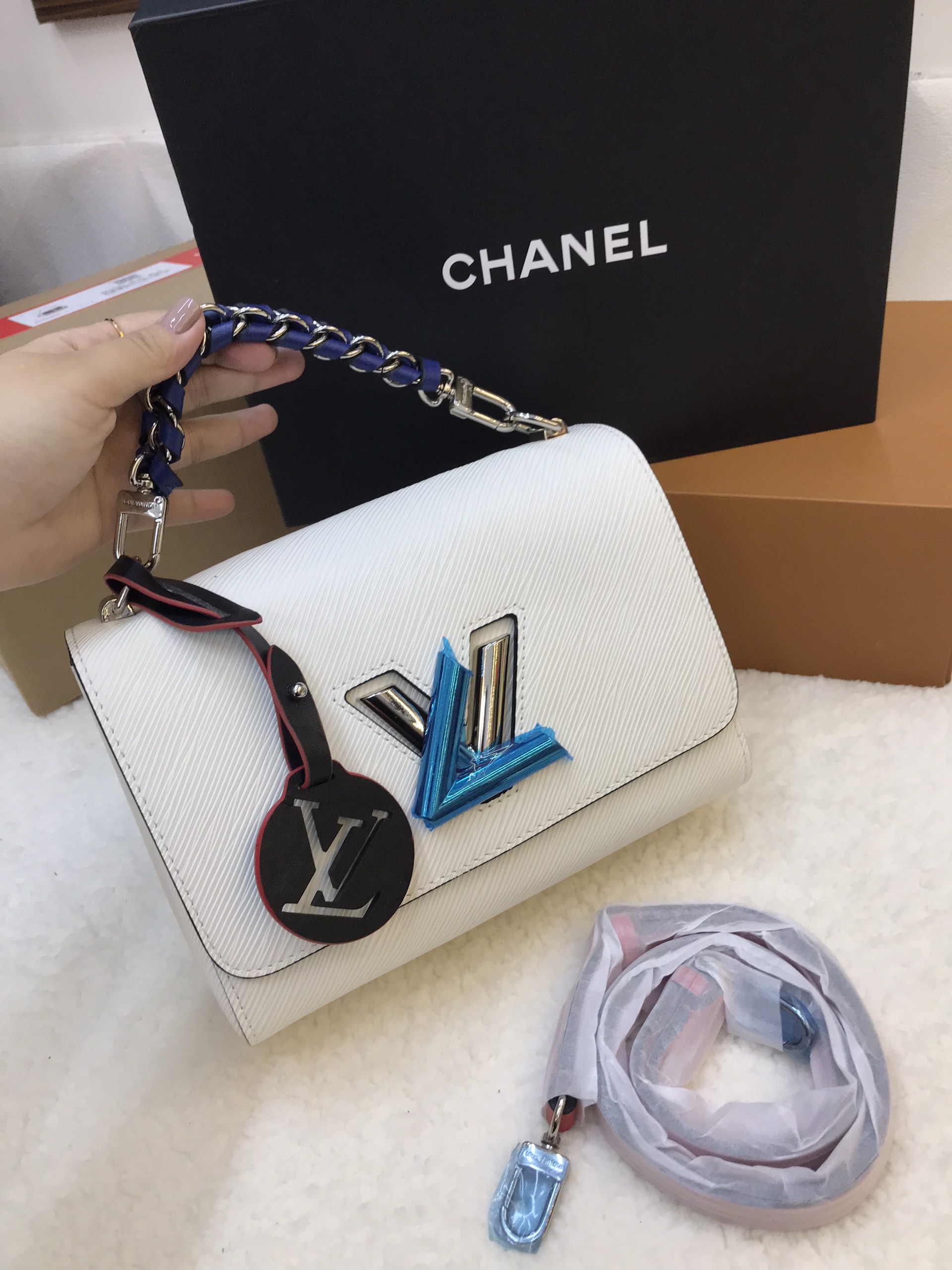 Túi Xách LV Super EPI Twist MM Short Handle Bag Màu Trắng