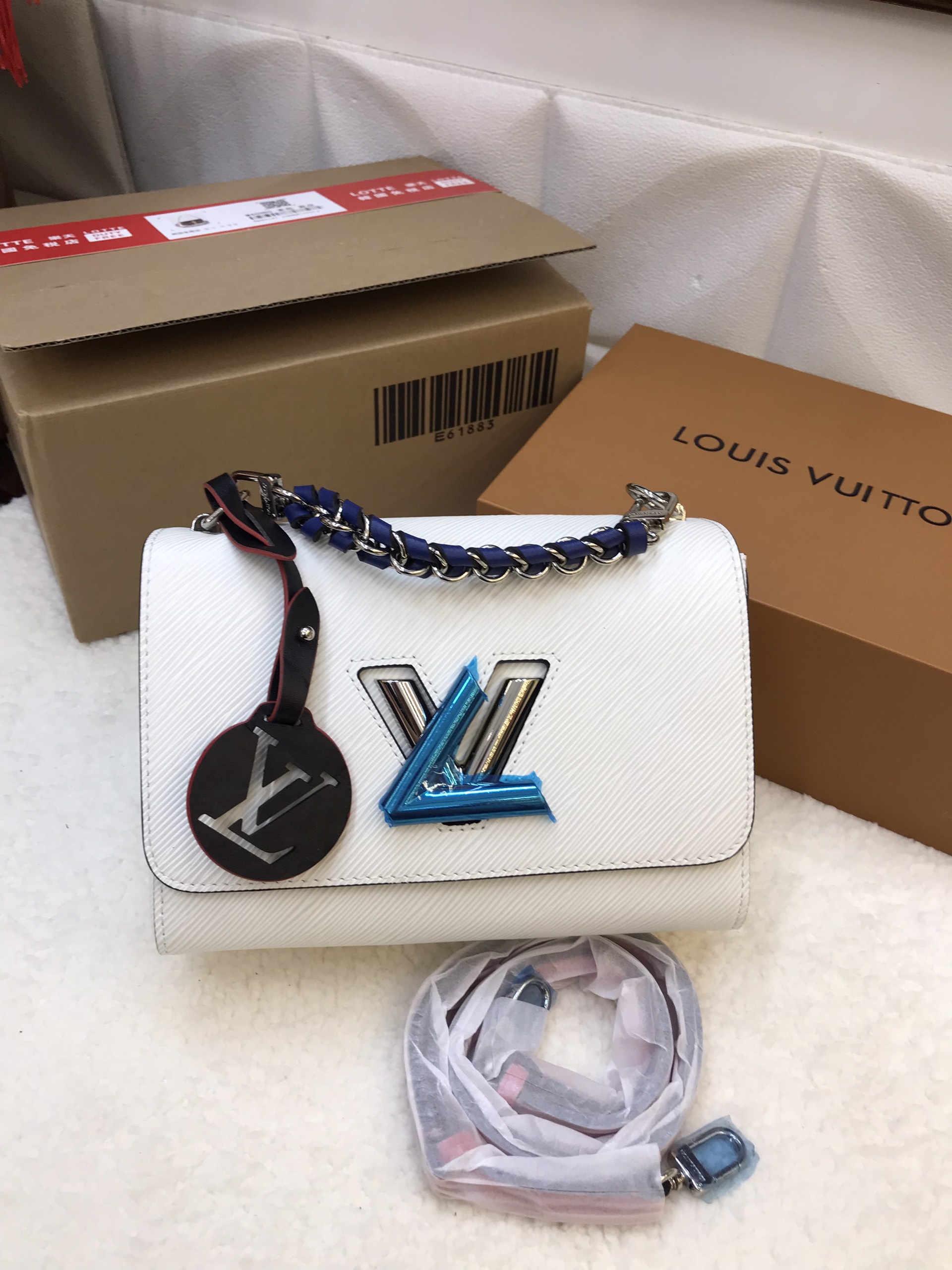 Túi Xách LV Super EPI Twist MM Short Handle Bag Màu Trắng