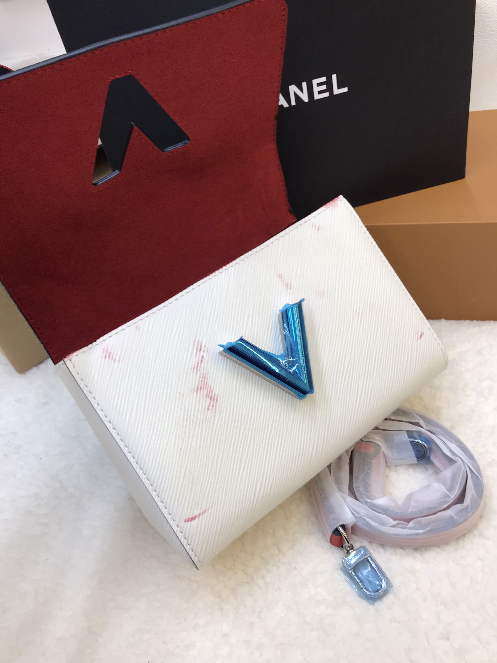 Túi Xách LV Super EPI Twist MM Short Handle Bag Màu Trắng