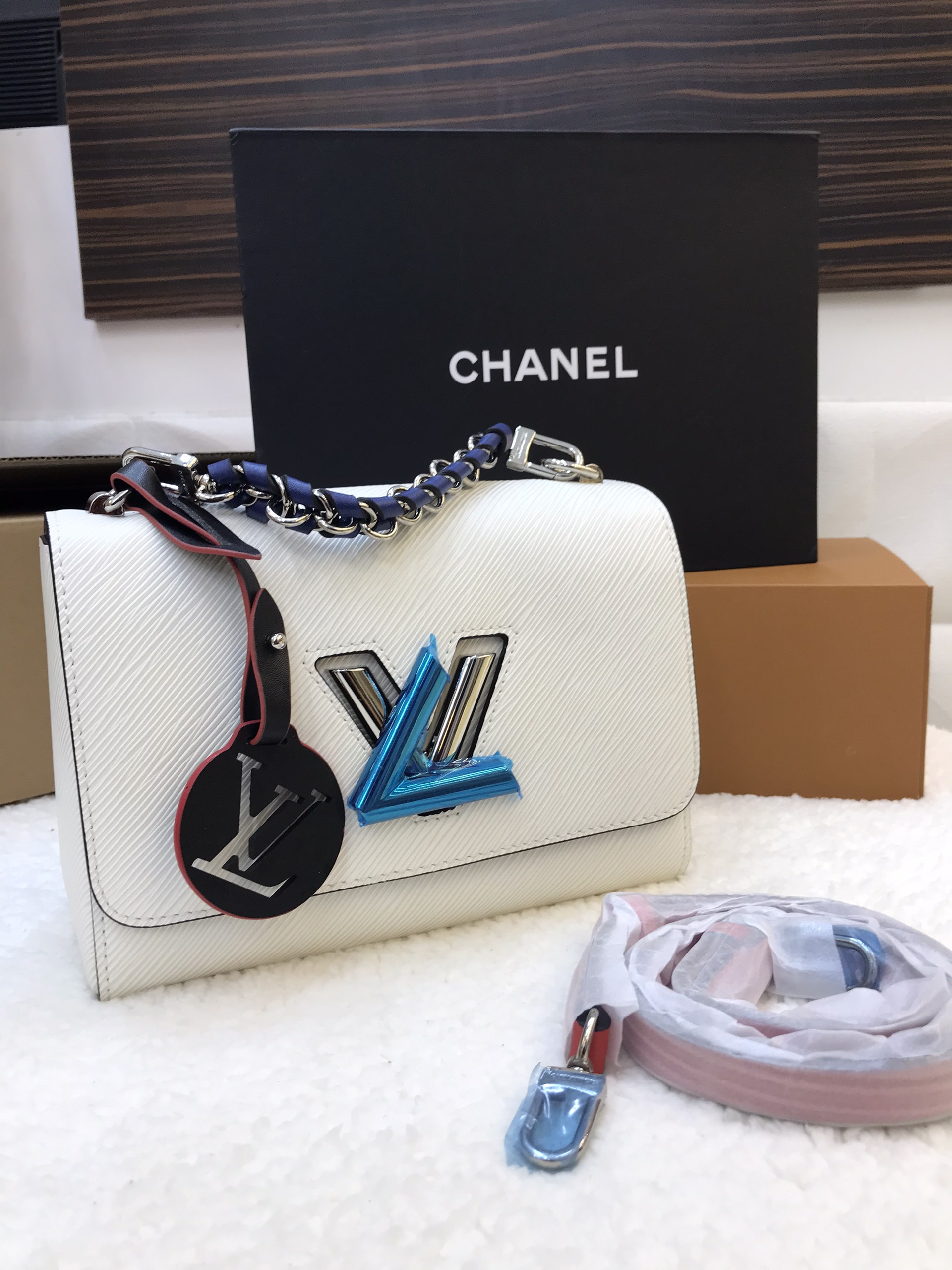 Túi Xách LV Super EPI Twist MM Short Handle Bag Màu Trắng