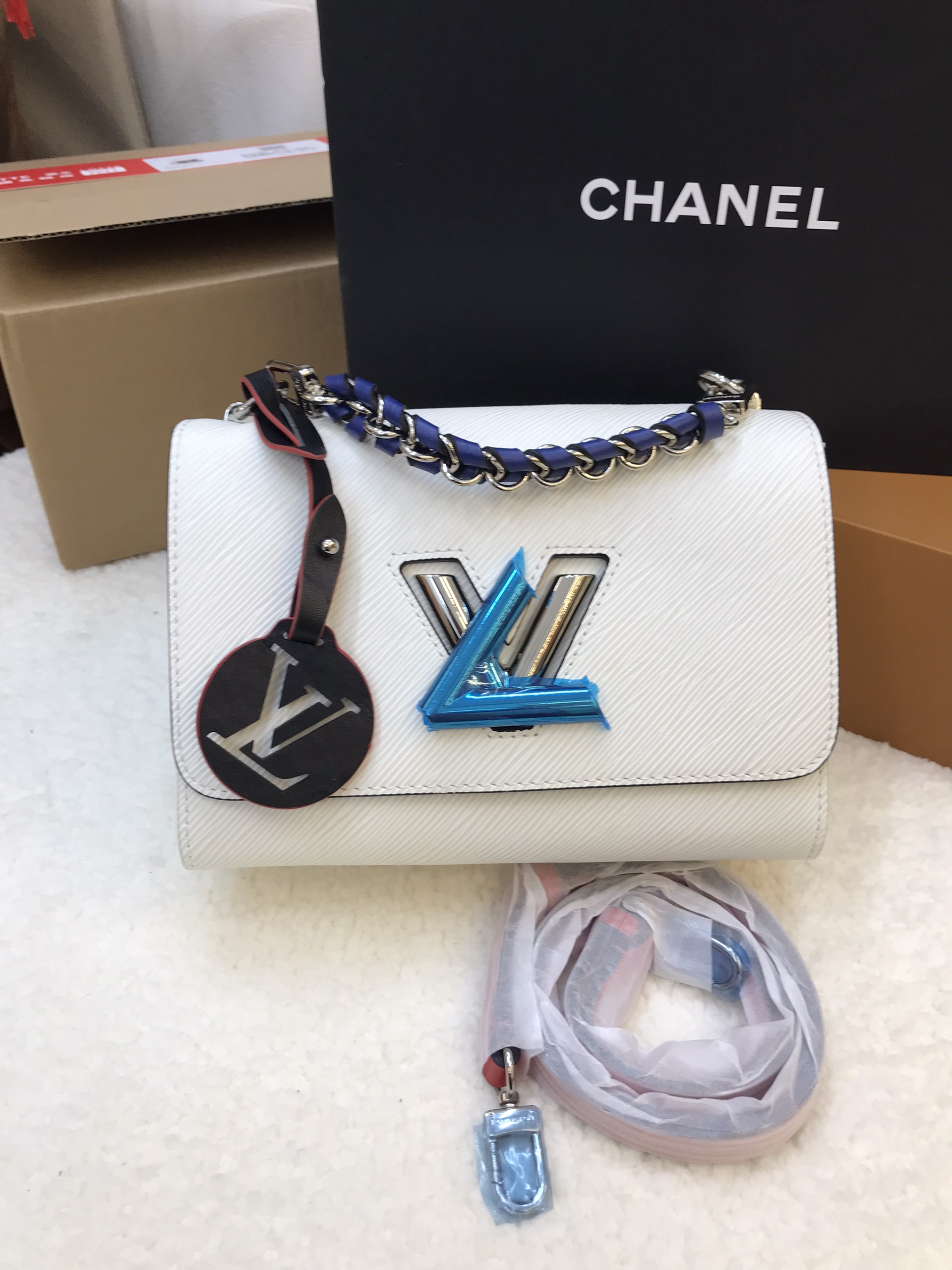 Túi Xách LV Super EPI Twist MM Short Handle Bag Màu Trắng