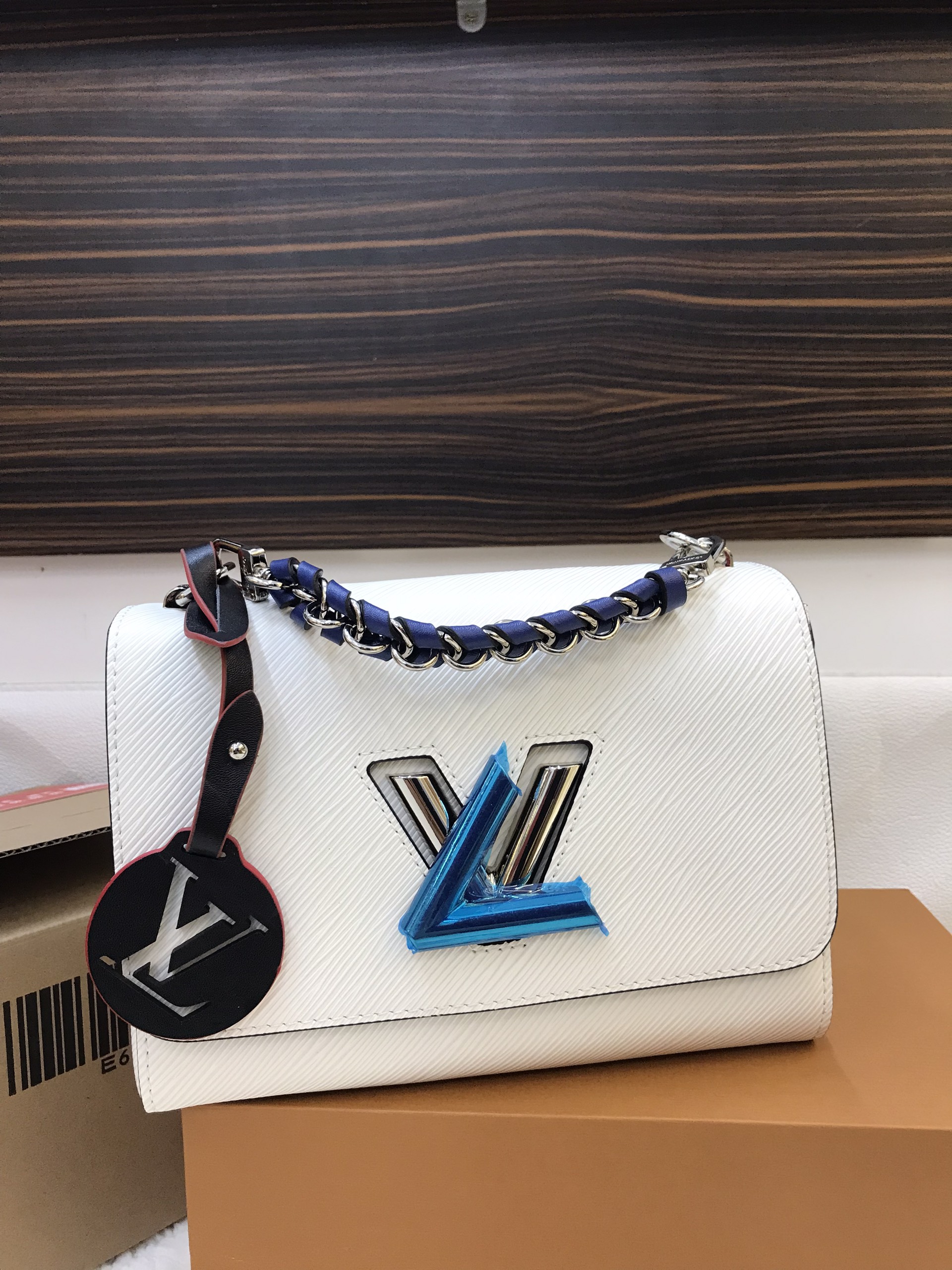Túi Xách LV Super EPI Twist MM Short Handle Bag Màu Trắng