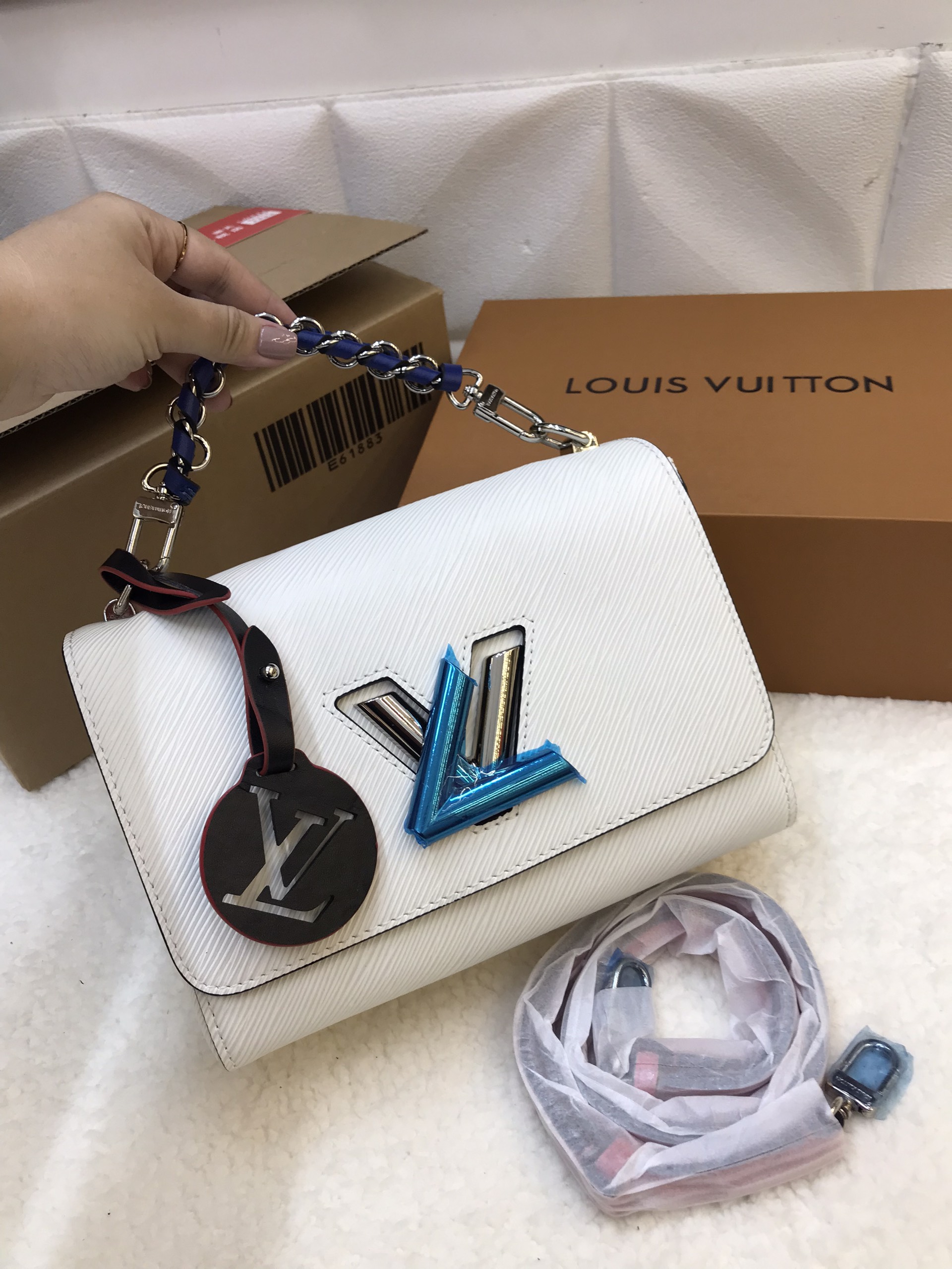 Túi Xách LV Super EPI Twist MM Short Handle Bag Màu Trắng