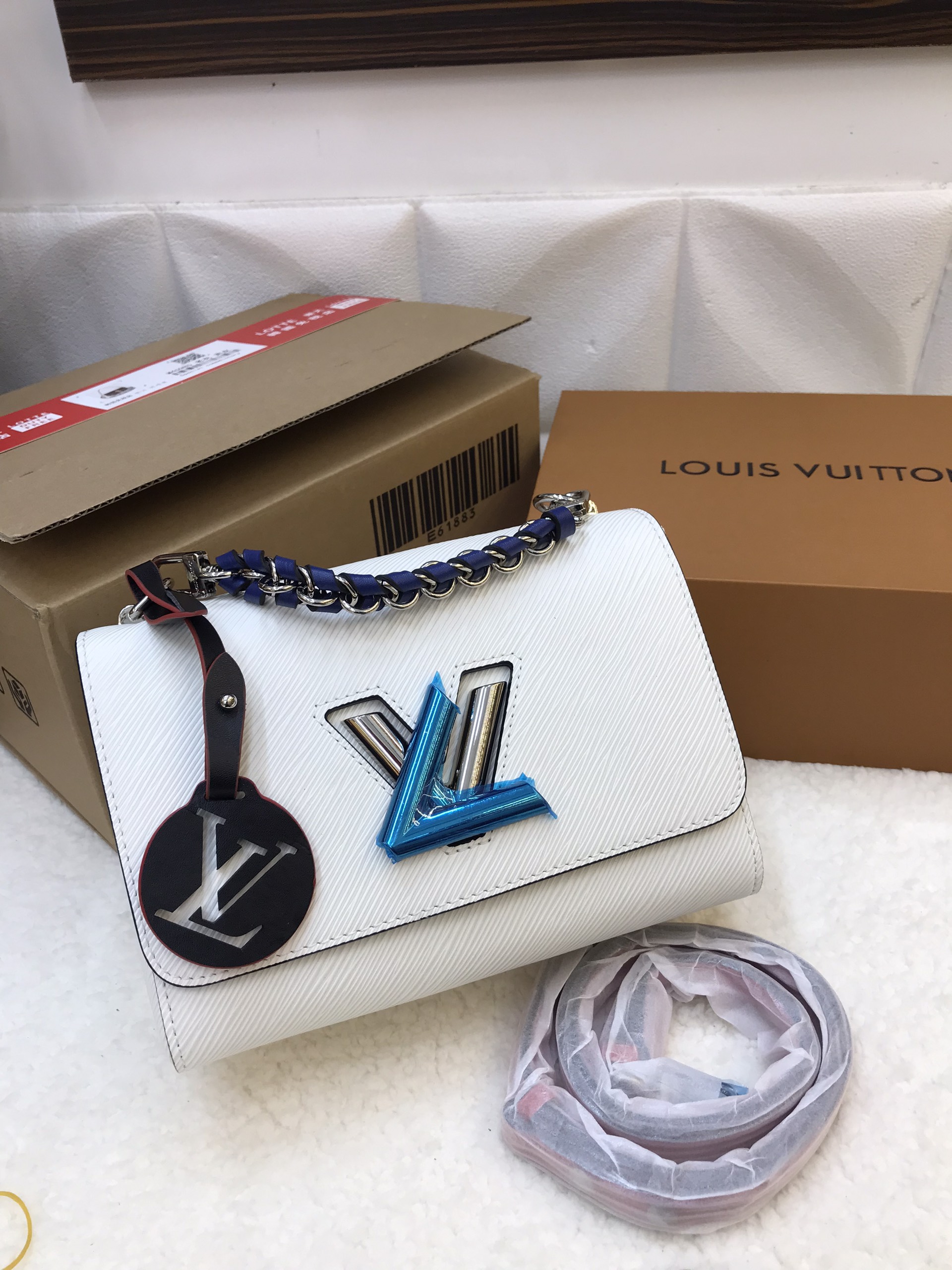 Túi Xách LV Super EPI Twist MM Short Handle Bag Màu Trắng