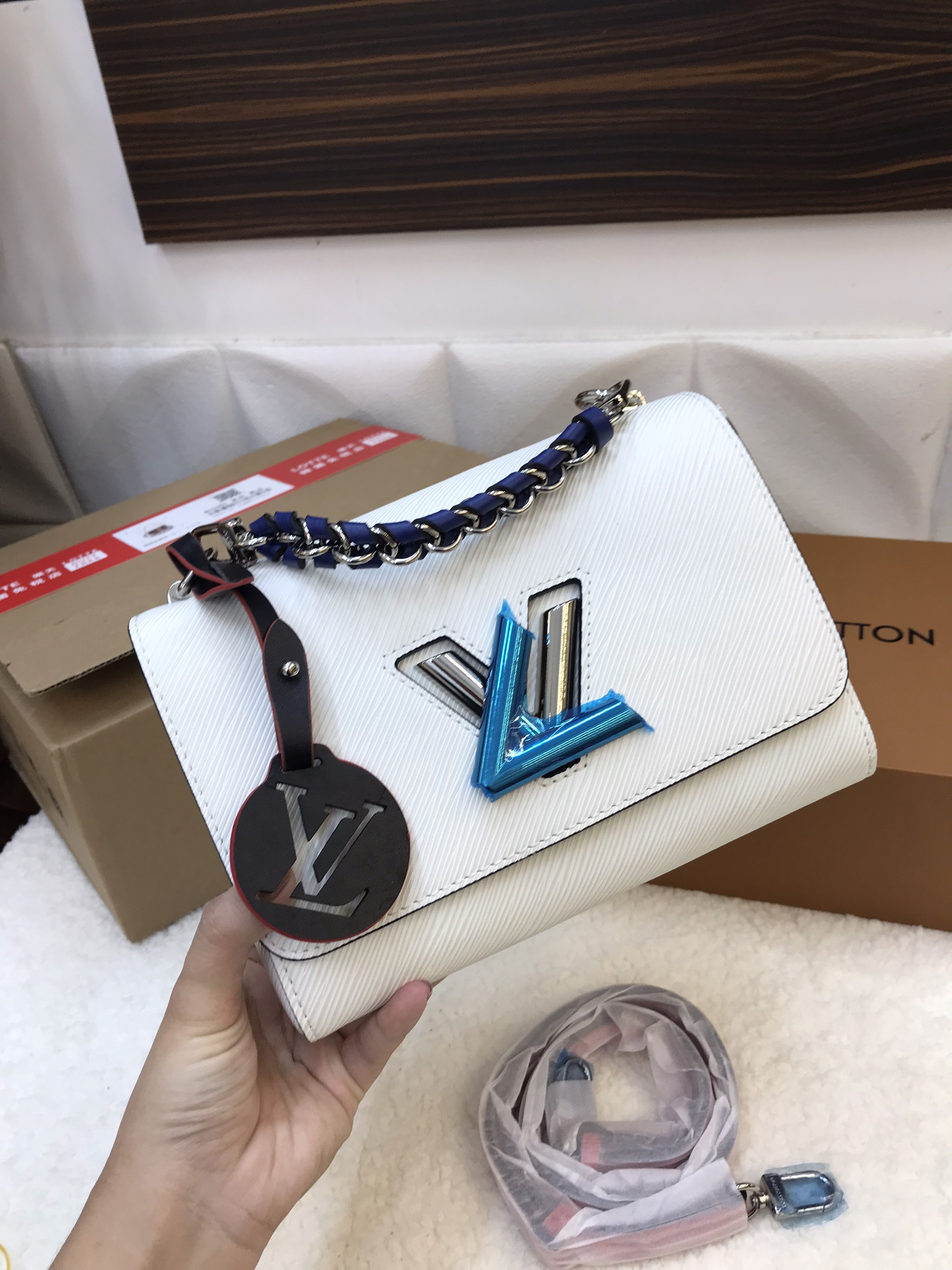 Túi Xách LV Super EPI Twist MM Short Handle Bag Màu Trắng