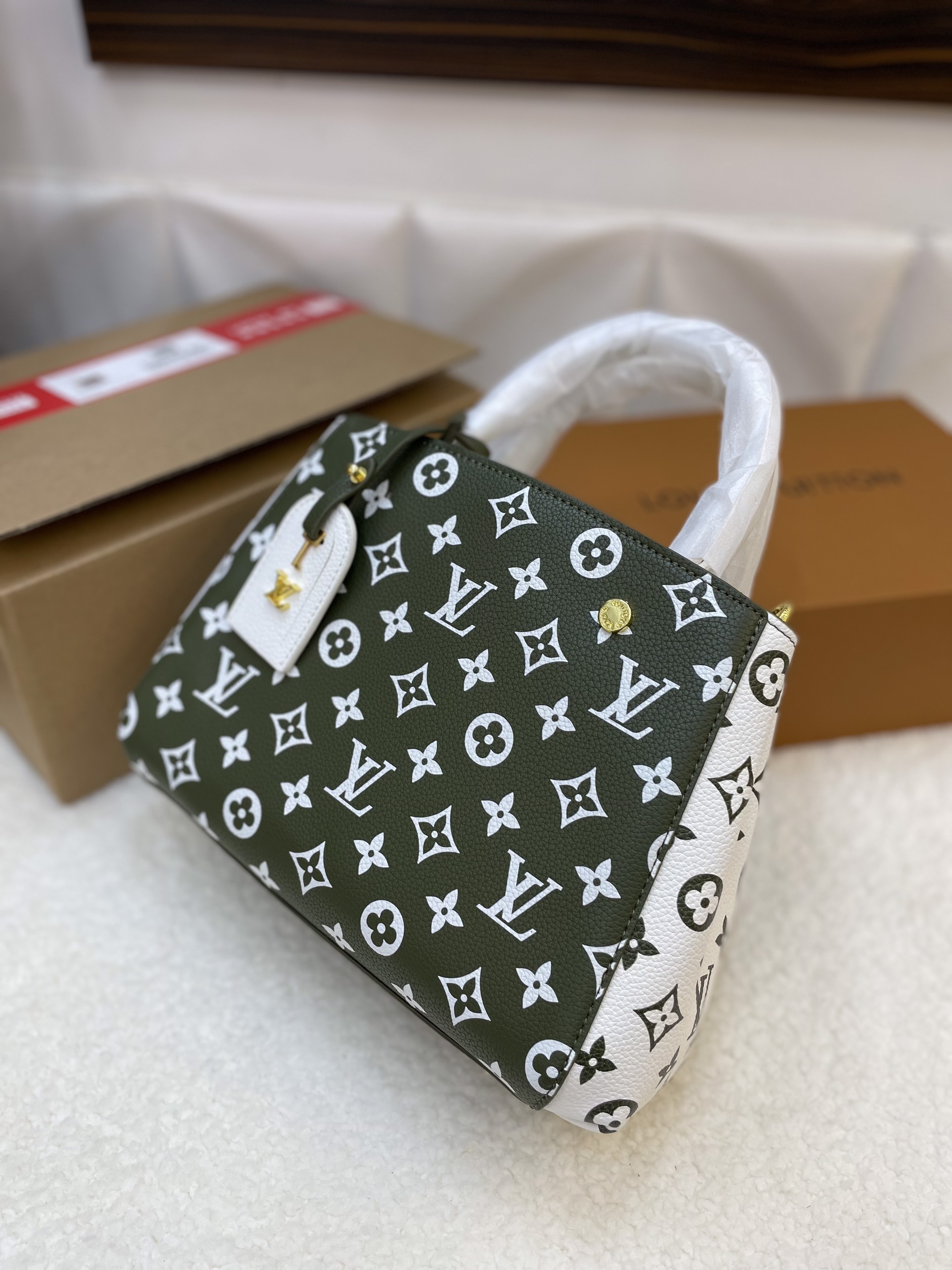 Túi Xách LV Super Louis Vuitton OnTheGo Bag Màu Xanh Lá