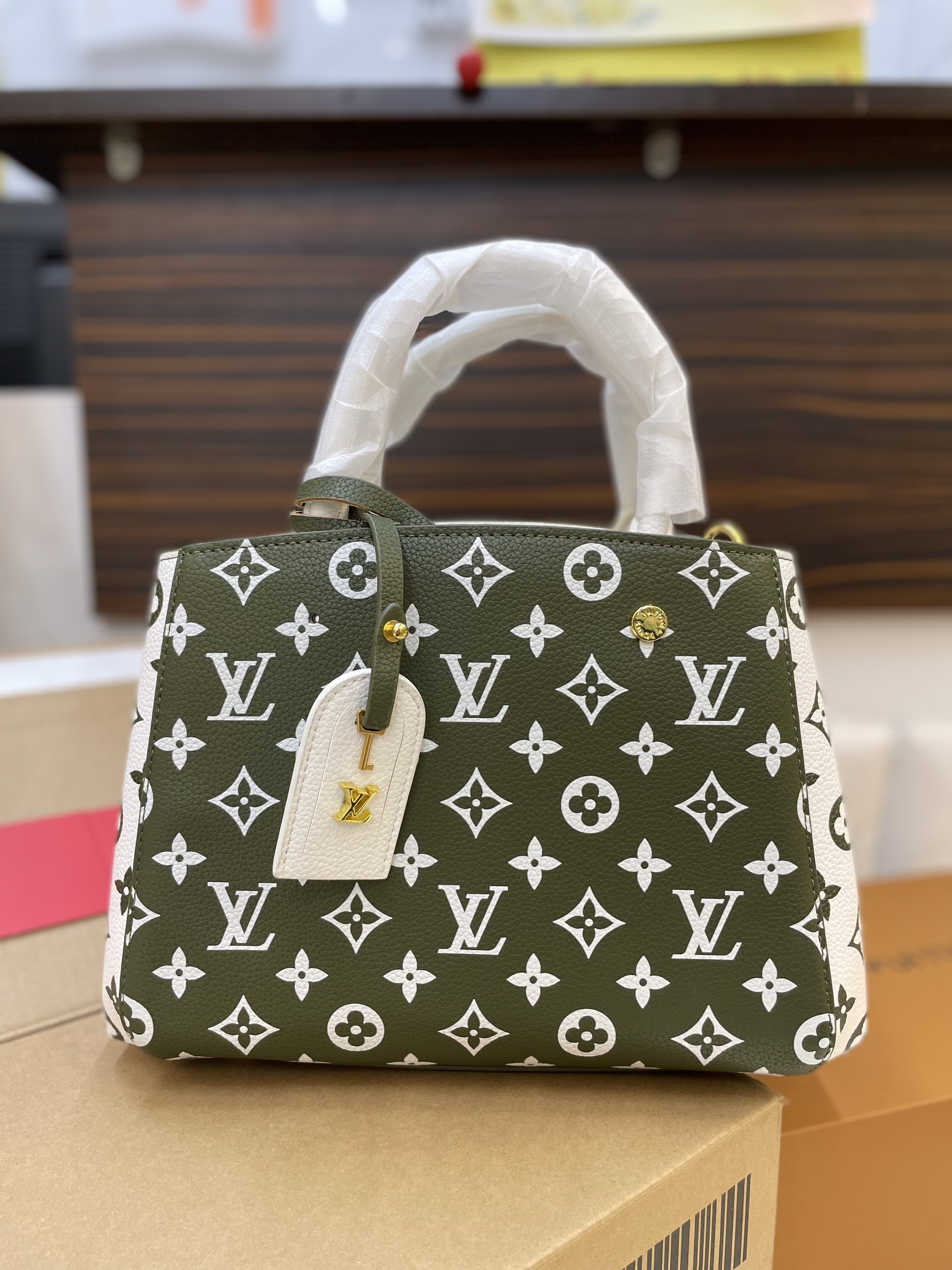 Túi Xách LV Super Louis Vuitton OnTheGo Bag Màu Xanh Lá