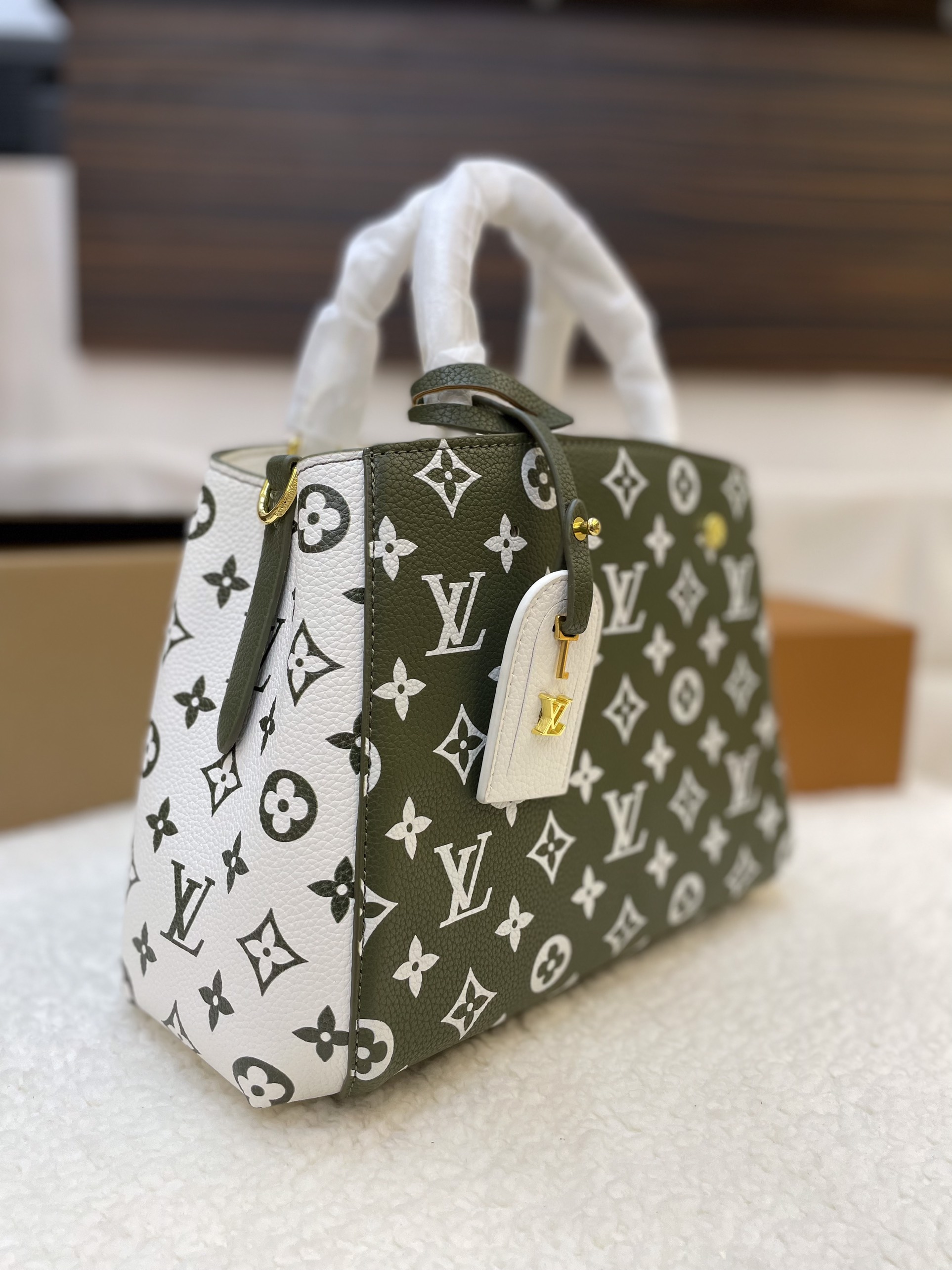 Túi Xách LV Super Louis Vuitton OnTheGo Bag Màu Xanh Lá