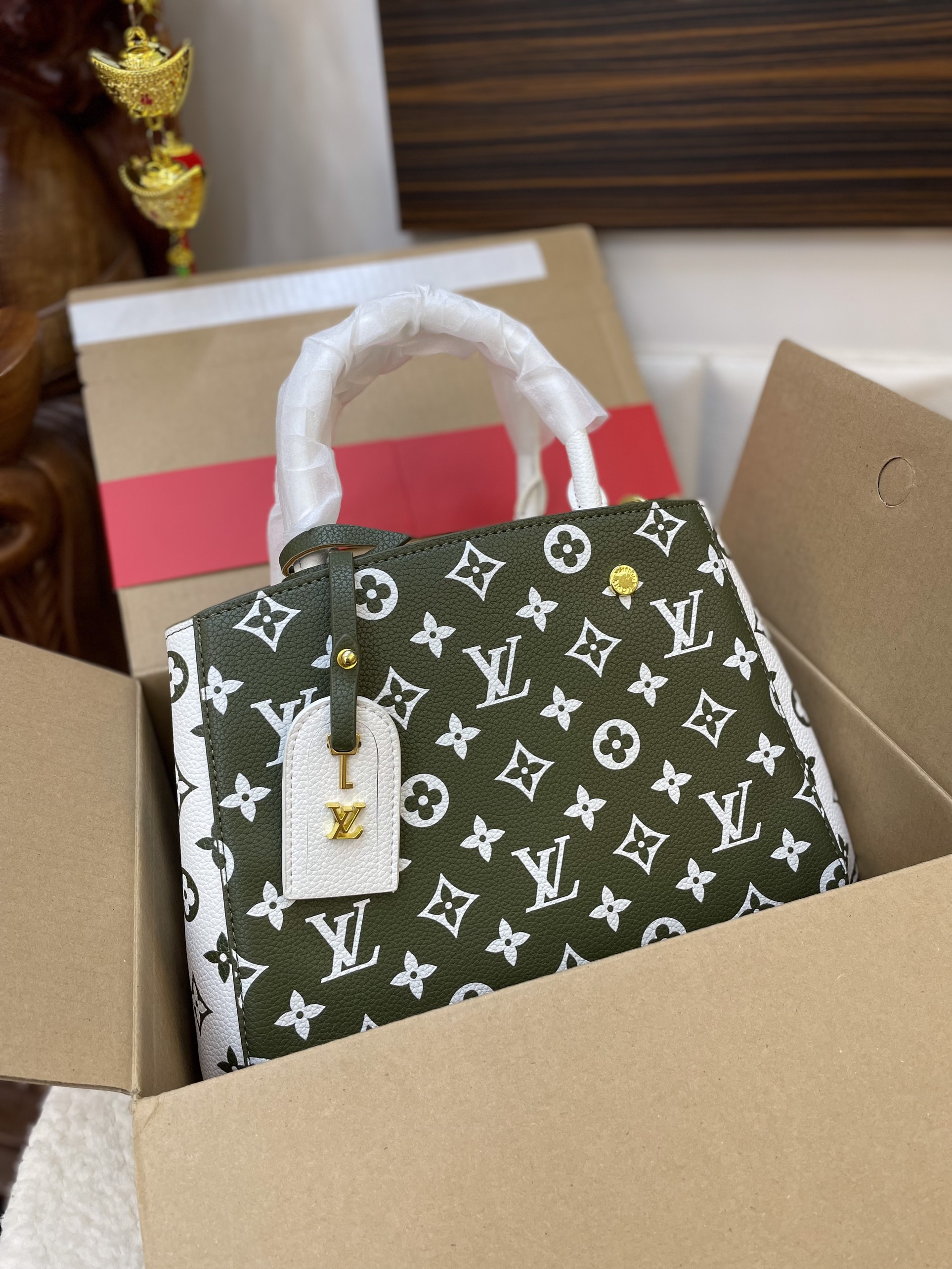 Túi Xách LV Super Louis Vuitton OnTheGo Bag Màu Xanh Lá