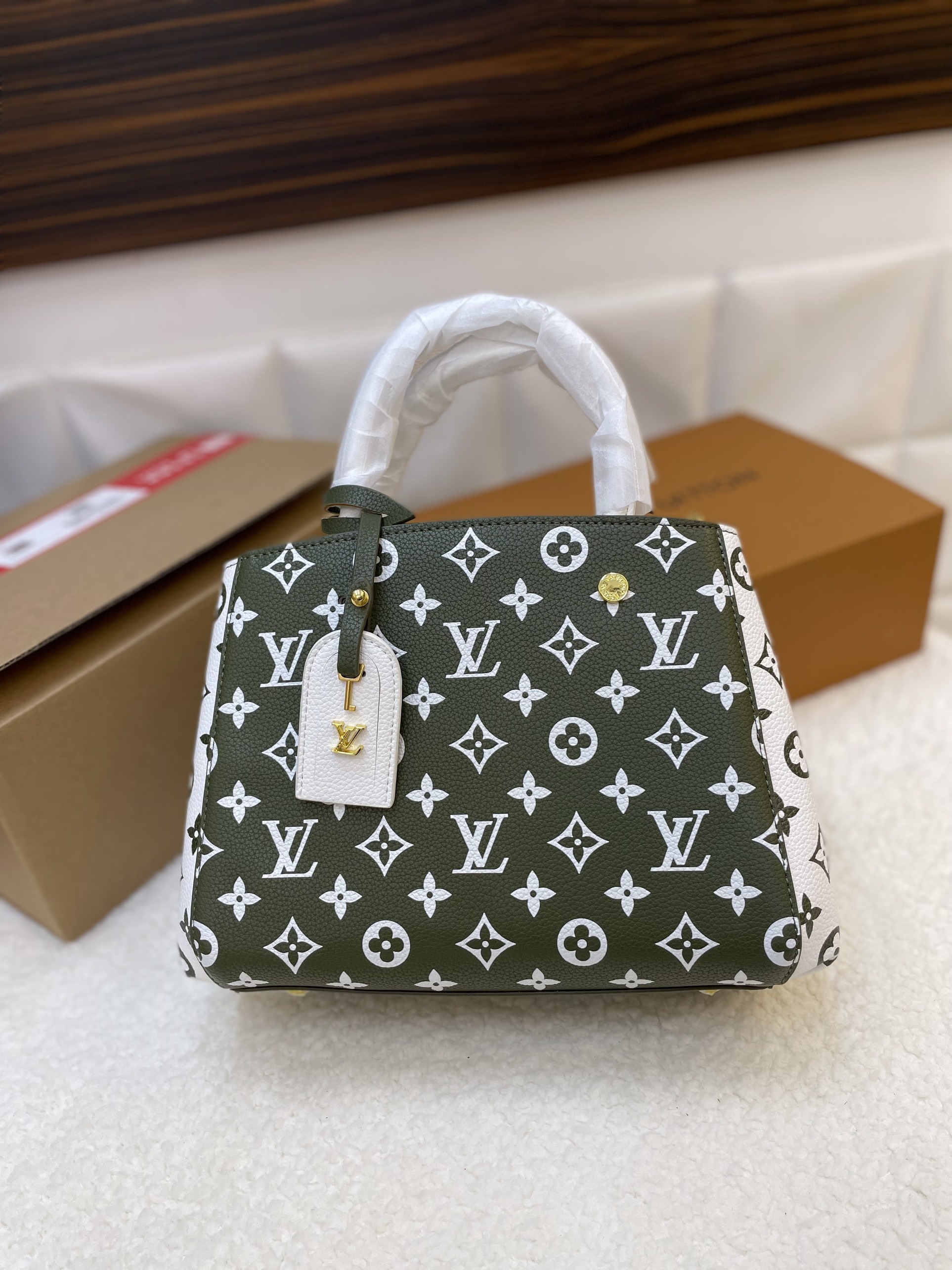 Túi Xách LV Super Louis Vuitton OnTheGo Bag Màu Xanh Lá