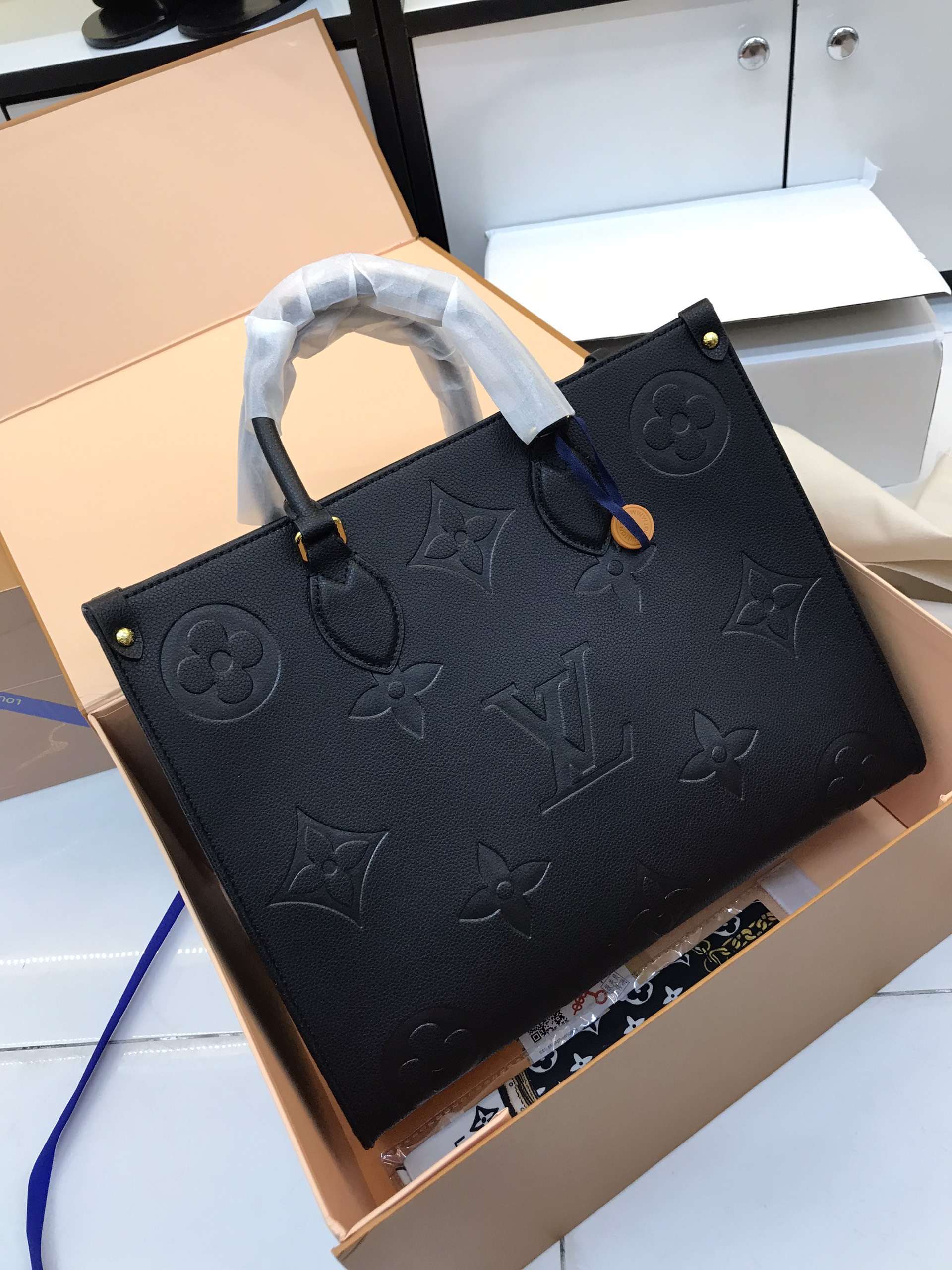 Túi Xách LV Super GM On The Go Size 35cm Màu Đen