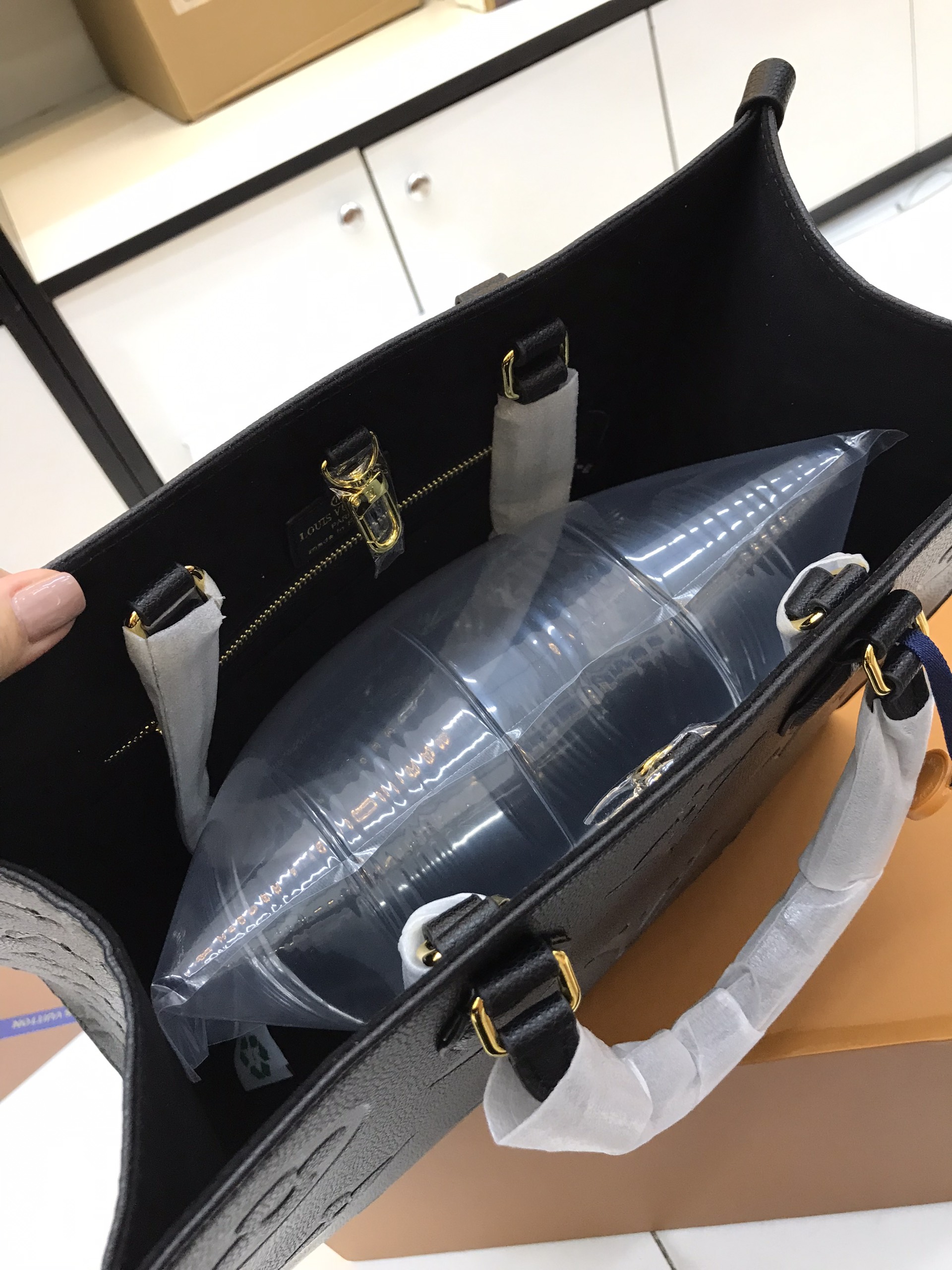 Túi Xách LV Super GM On The Go Size 35cm Màu Đen