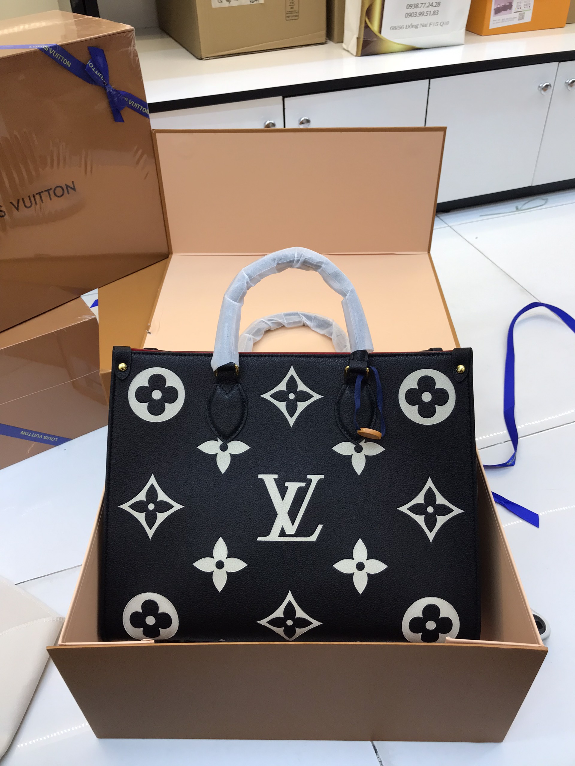 Túi Xách LV Super GM On The Go Size 35cm Màu Đen Trắng