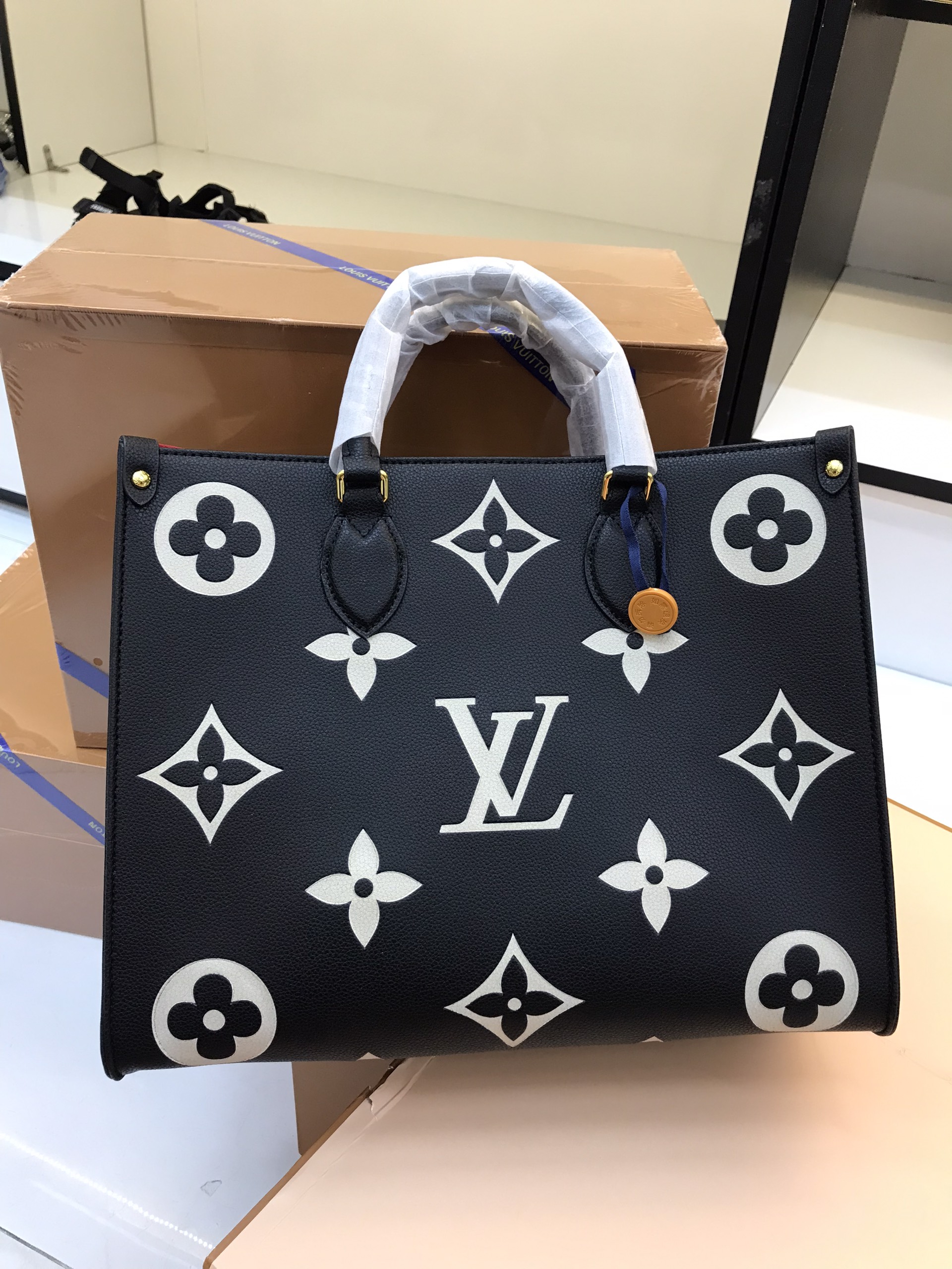 Túi Xách LV Super GM On The Go Size 35cm Màu Đen Trắng