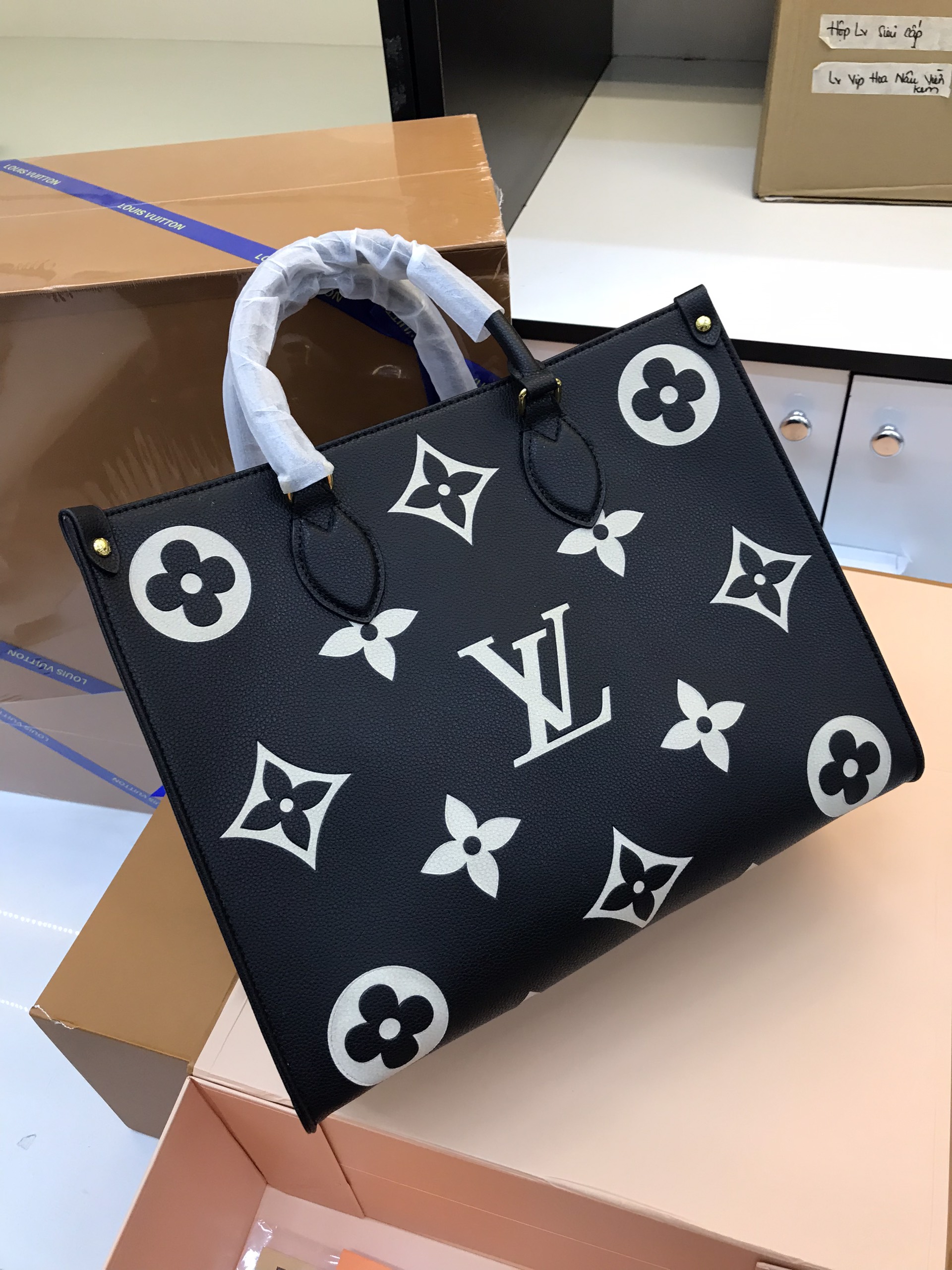 Túi Xách LV Super GM On The Go Size 35cm Màu Đen Trắng