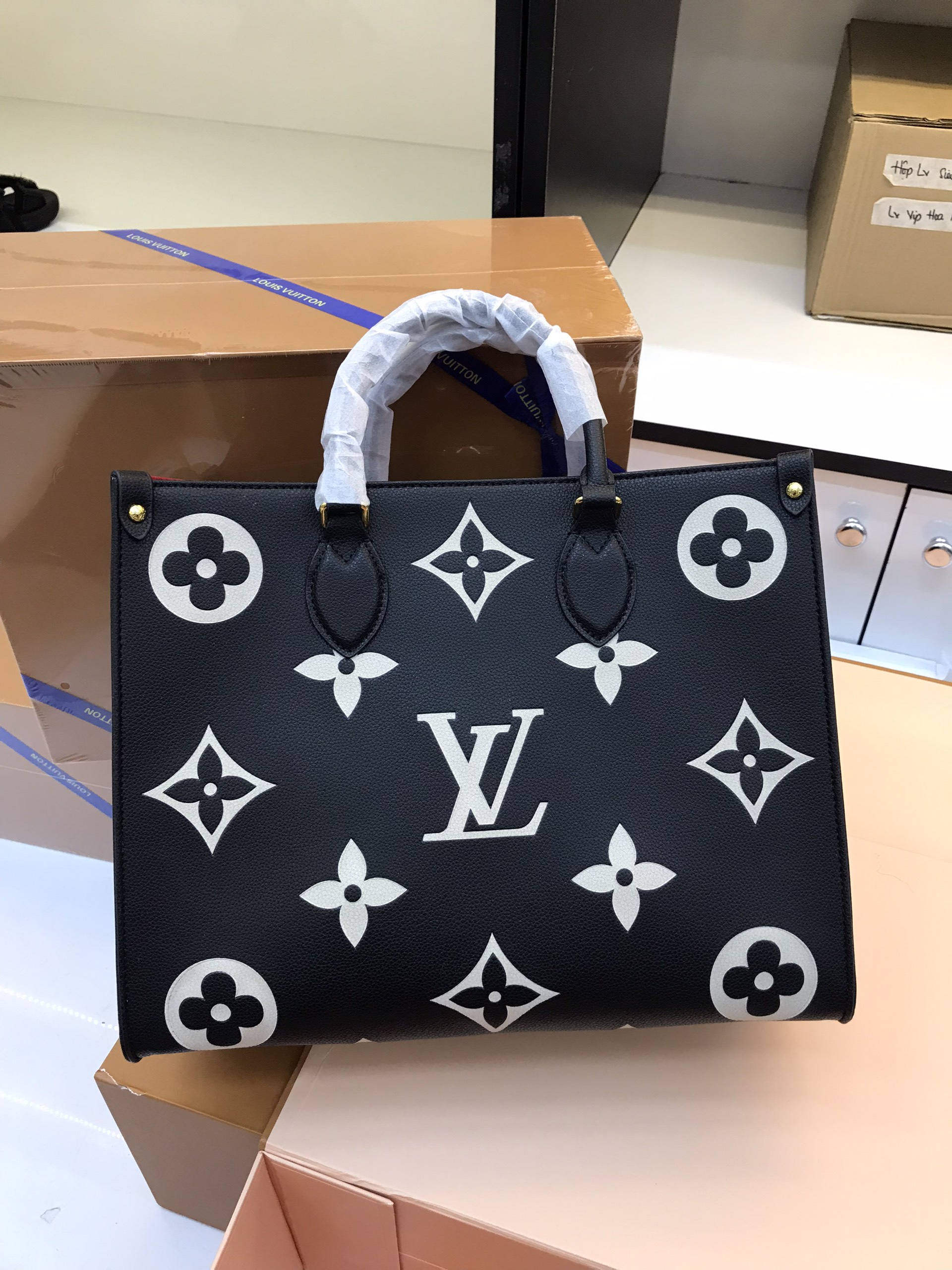 Túi Xách LV Super GM On The Go Size 35cm Màu Đen Trắng