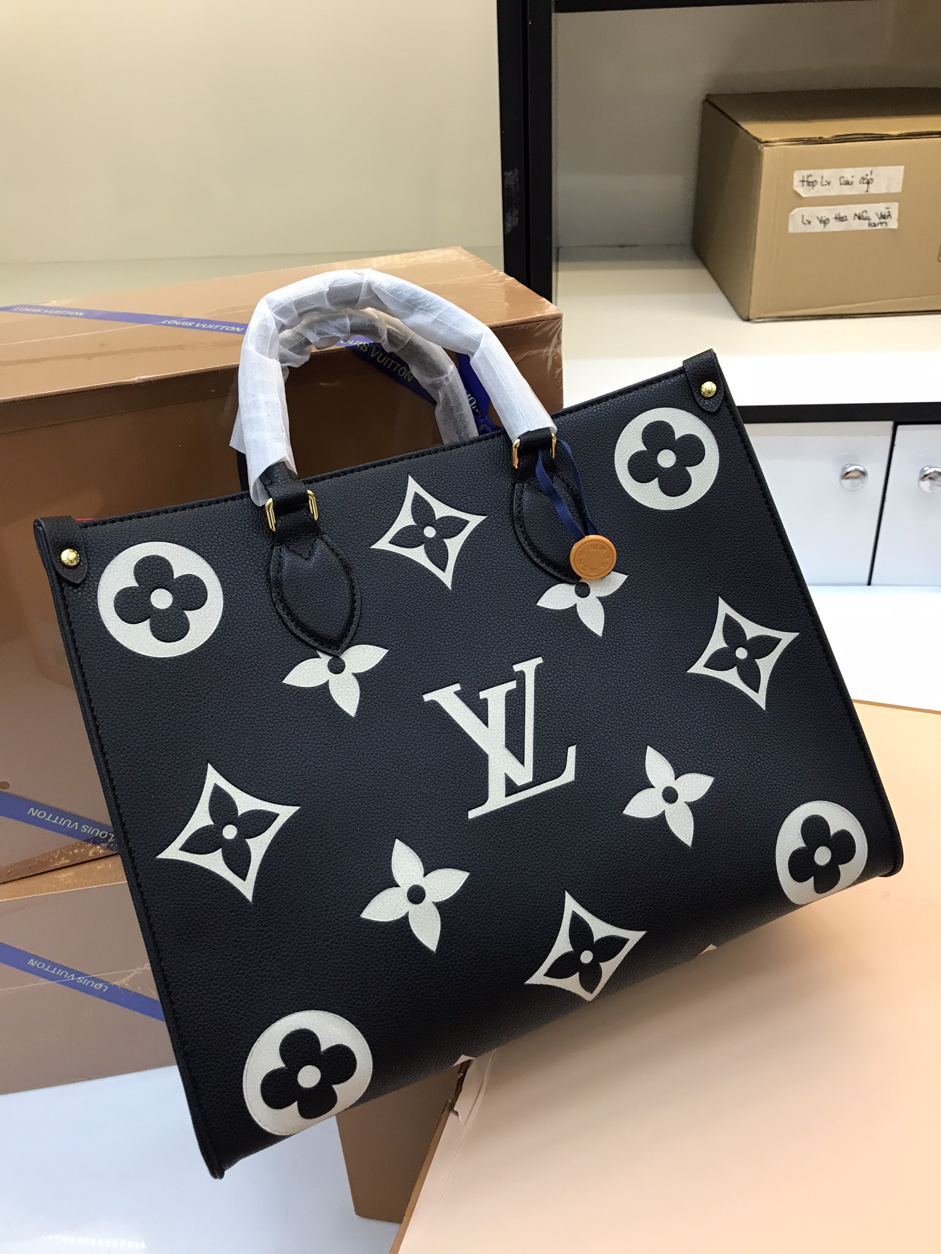 Túi Xách LV Super GM On The Go Size 35cm Màu Đen Trắng