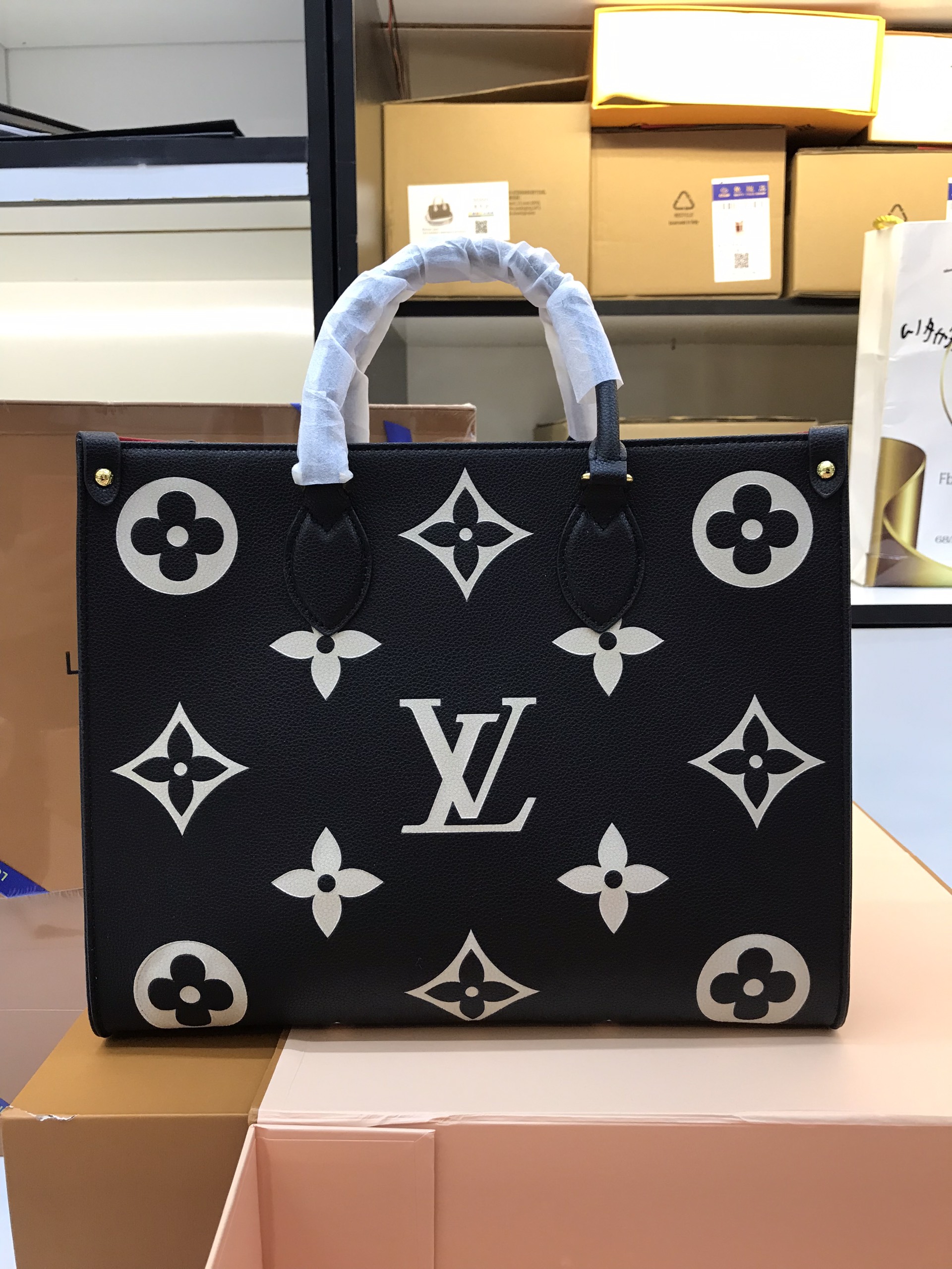Túi Xách LV Super GM On The Go Size 35cm Màu Đen Trắng