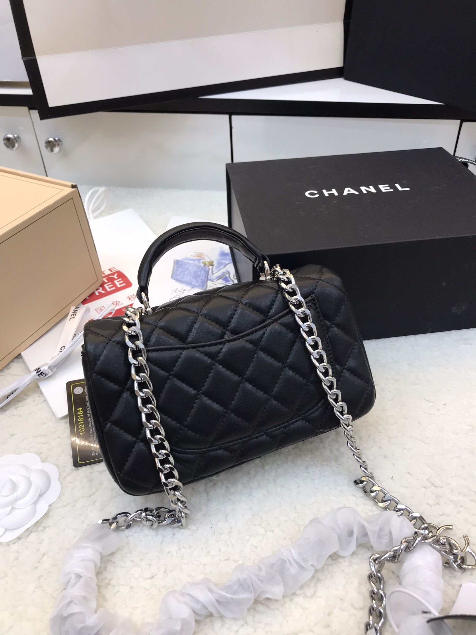 Túi Xách Chanel Super Classic Da Lì Khóa Bạc 20CM