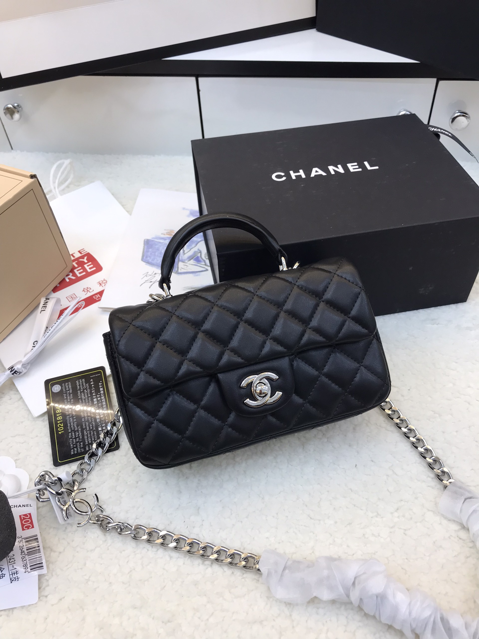 Túi Xách Chanel Super Classic Da Lì Khóa Bạc 20CM