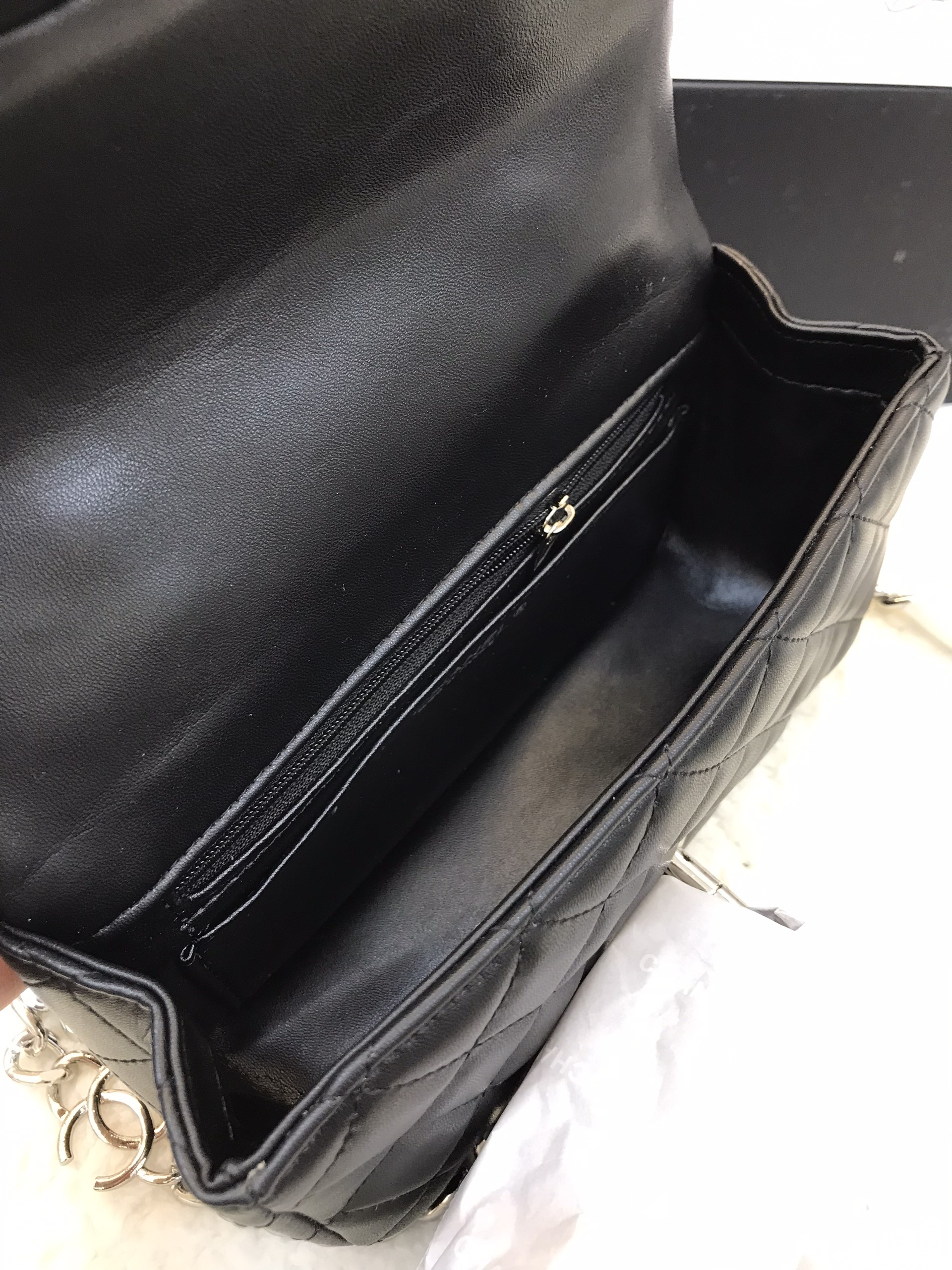 Túi Xách Chanel Super Classic Da Lì Khóa Bạc 20CM