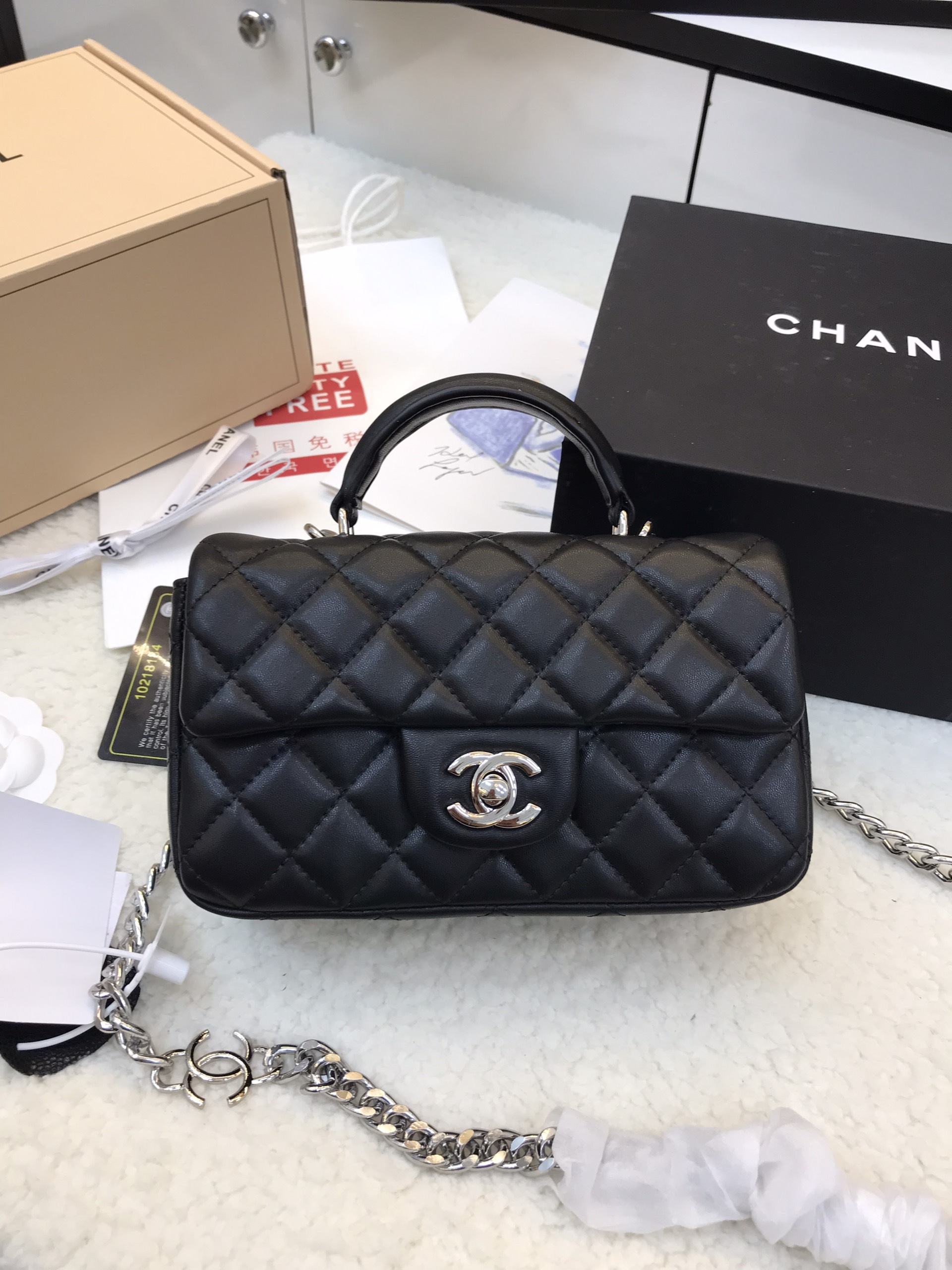 Túi Xách Chanel Super Classic Da Lì Khóa Bạc 20CM