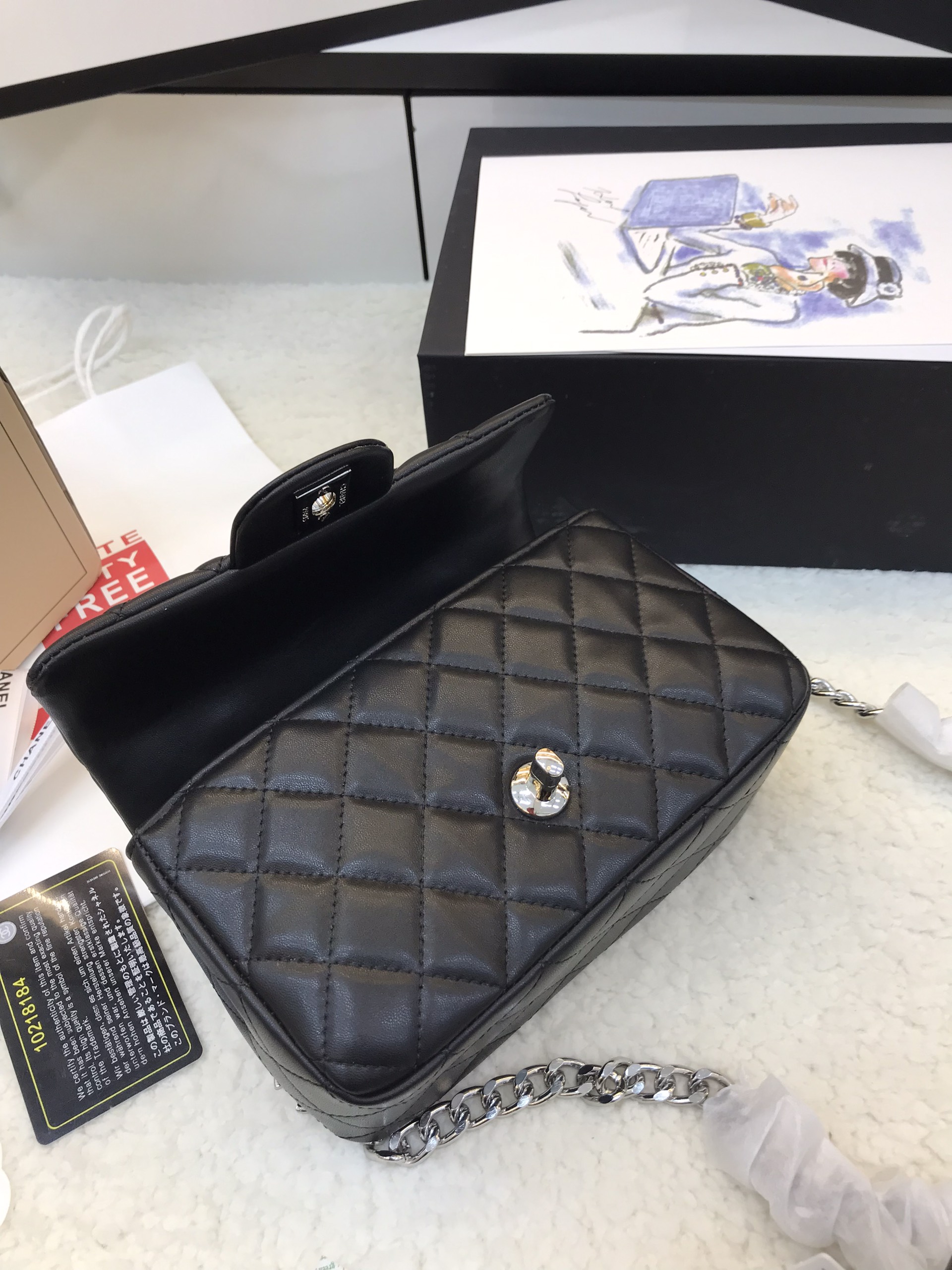 Túi Xách Chanel Super Classic Da Lì Khóa Bạc 20CM