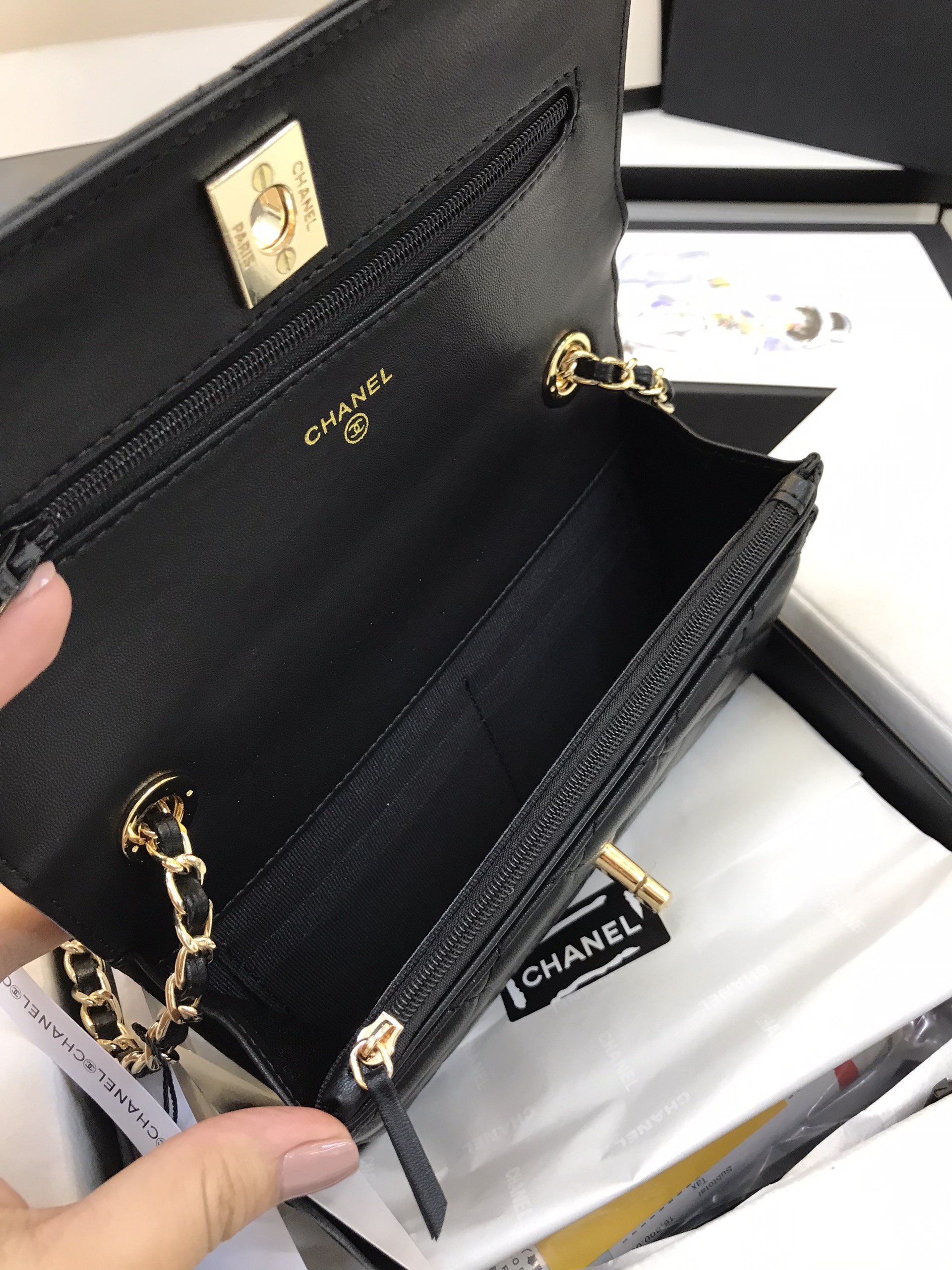 Túi Xách Chanel Super Trendy CC Wallet On Chain WOC Màu Đen