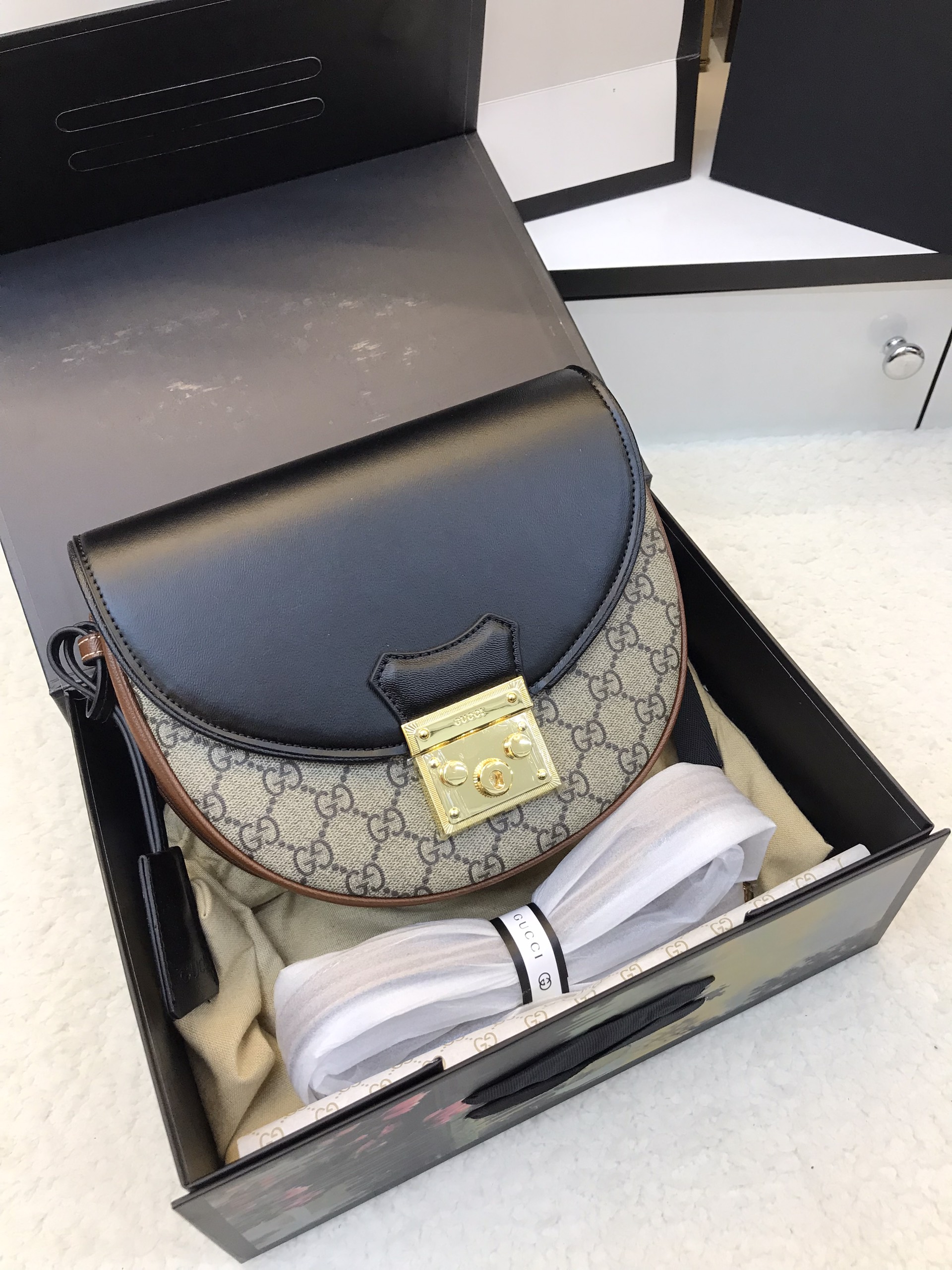 Túi Xách Gucci Medium GG Supreme Padlock Bag Màu Nâu