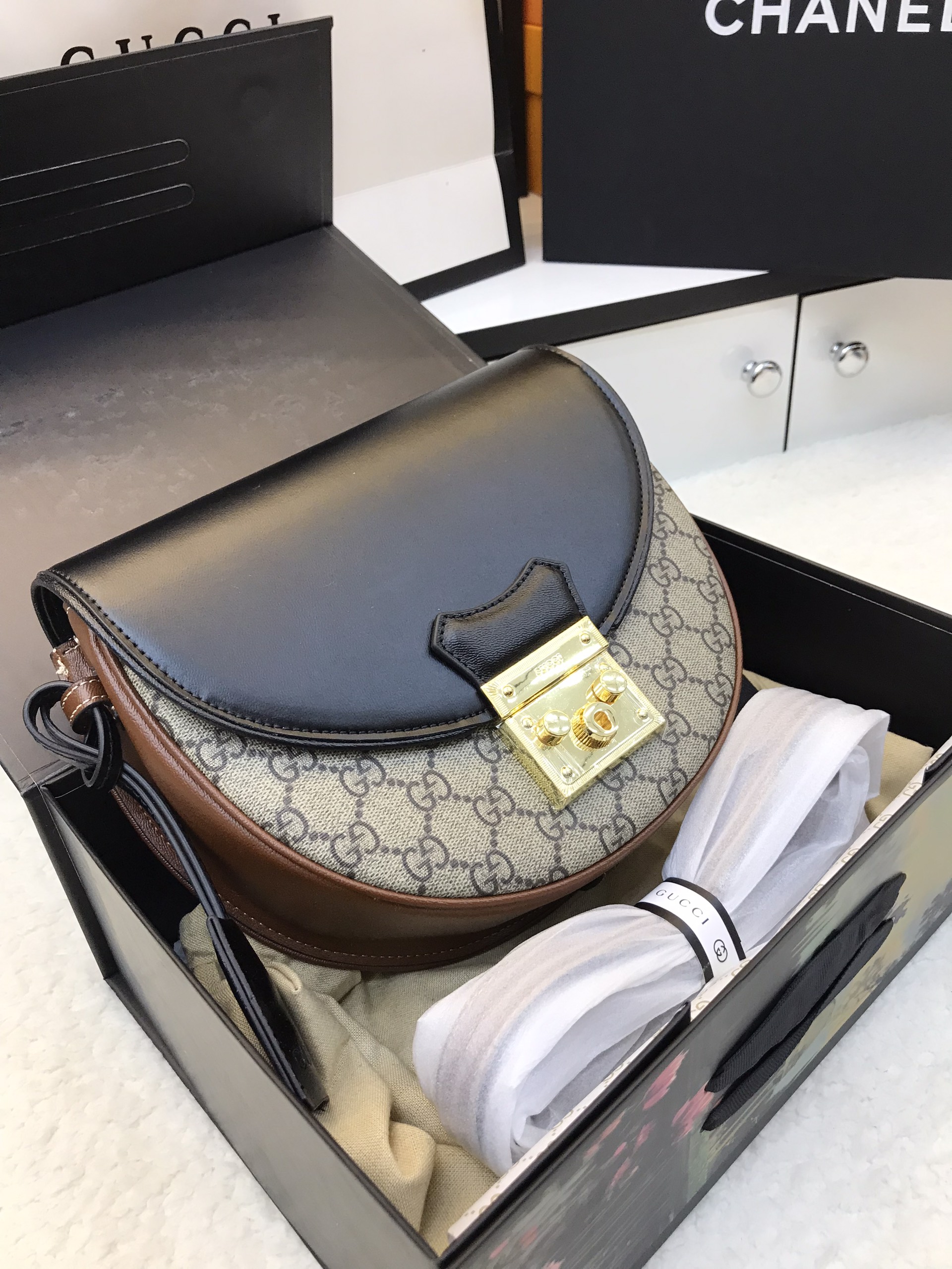 Túi Xách Gucci Medium GG Supreme Padlock Bag Màu Nâu