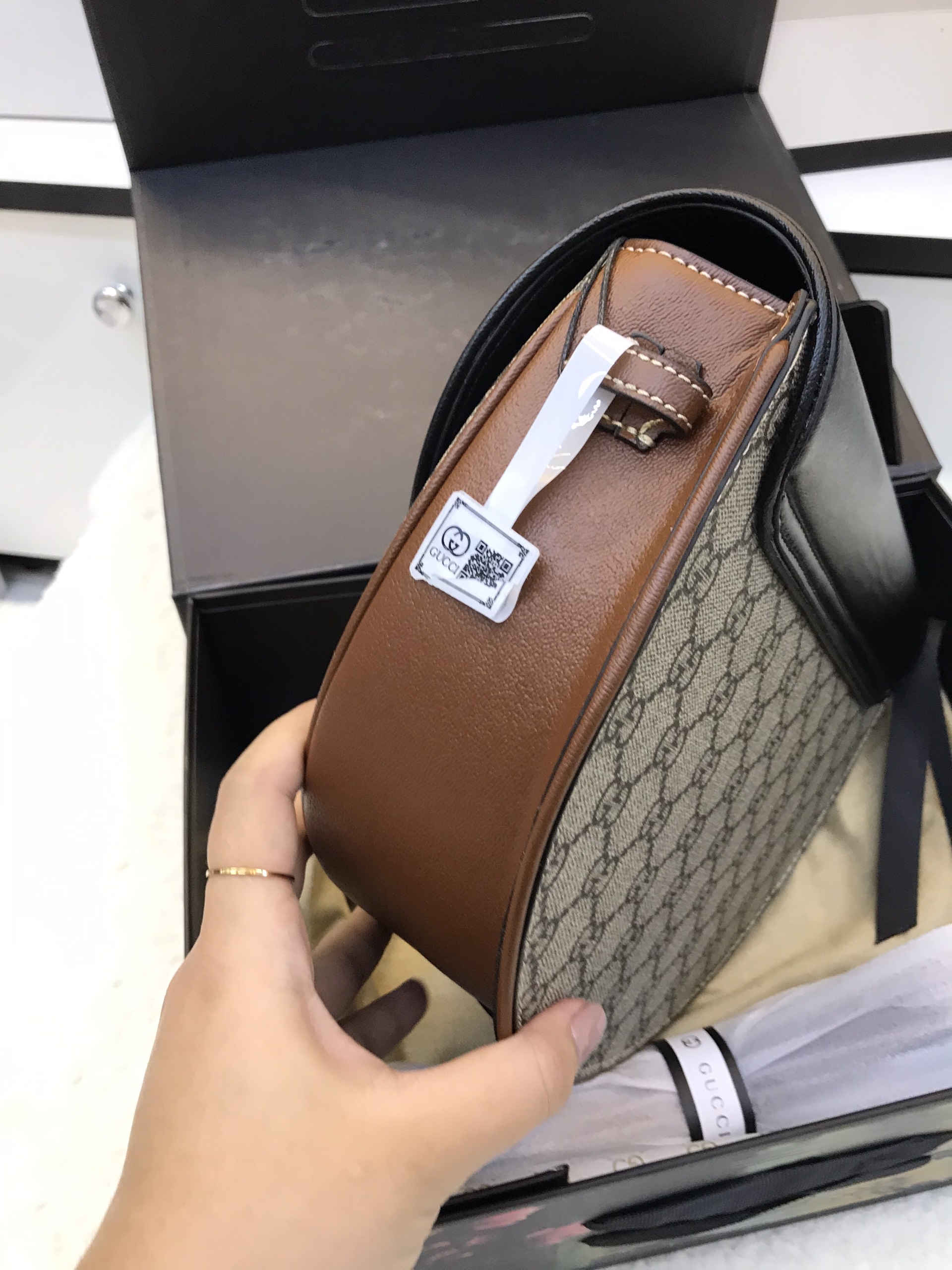 Túi Xách Gucci Medium GG Supreme Padlock Bag Màu Nâu