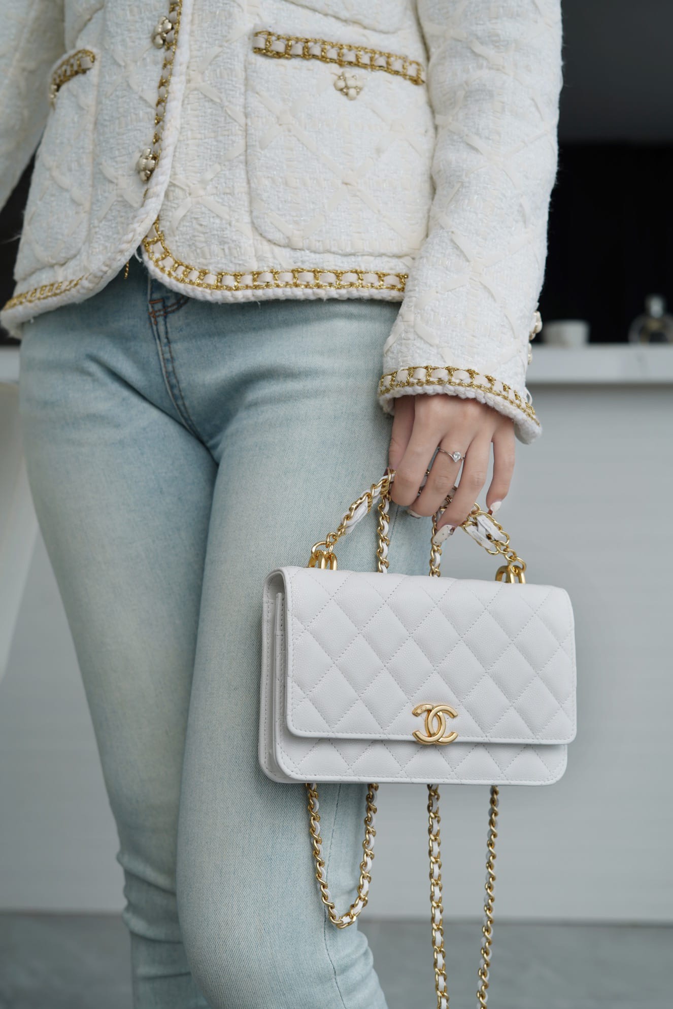 Túi Xách Chanel Woc Super Grain Effect Màu Trắng Khóa Vàng Size 20cm
