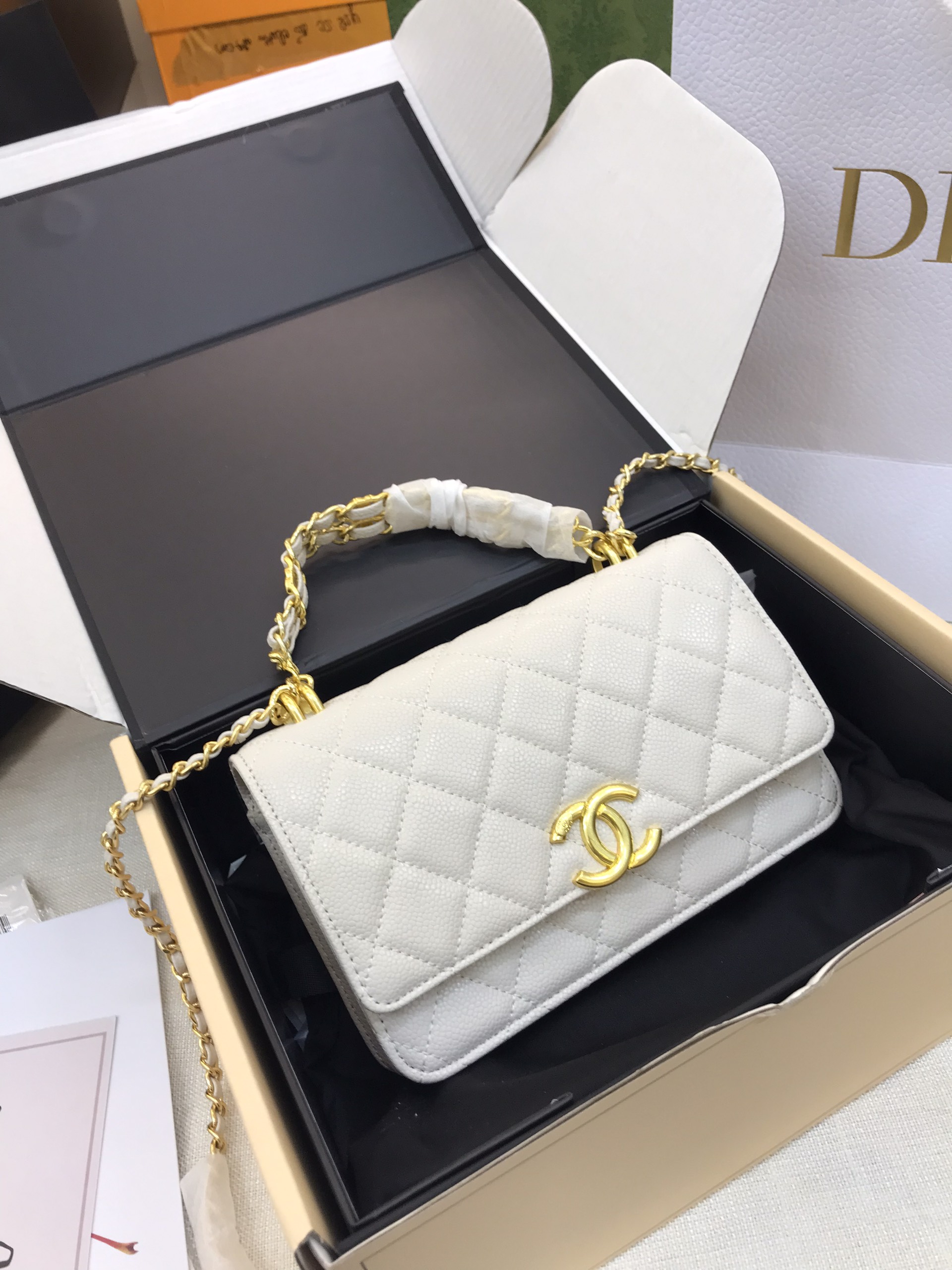 Túi Xách Chanel Woc Super Grain Effect Màu Trắng Khóa Vàng Size 20cm