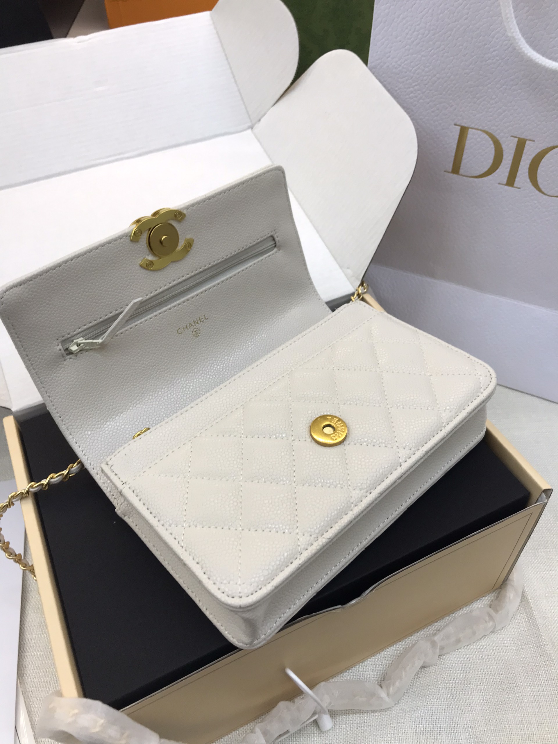 Túi Xách Chanel Woc Super Grain Effect Màu Trắng Khóa Vàng Size 20cm
