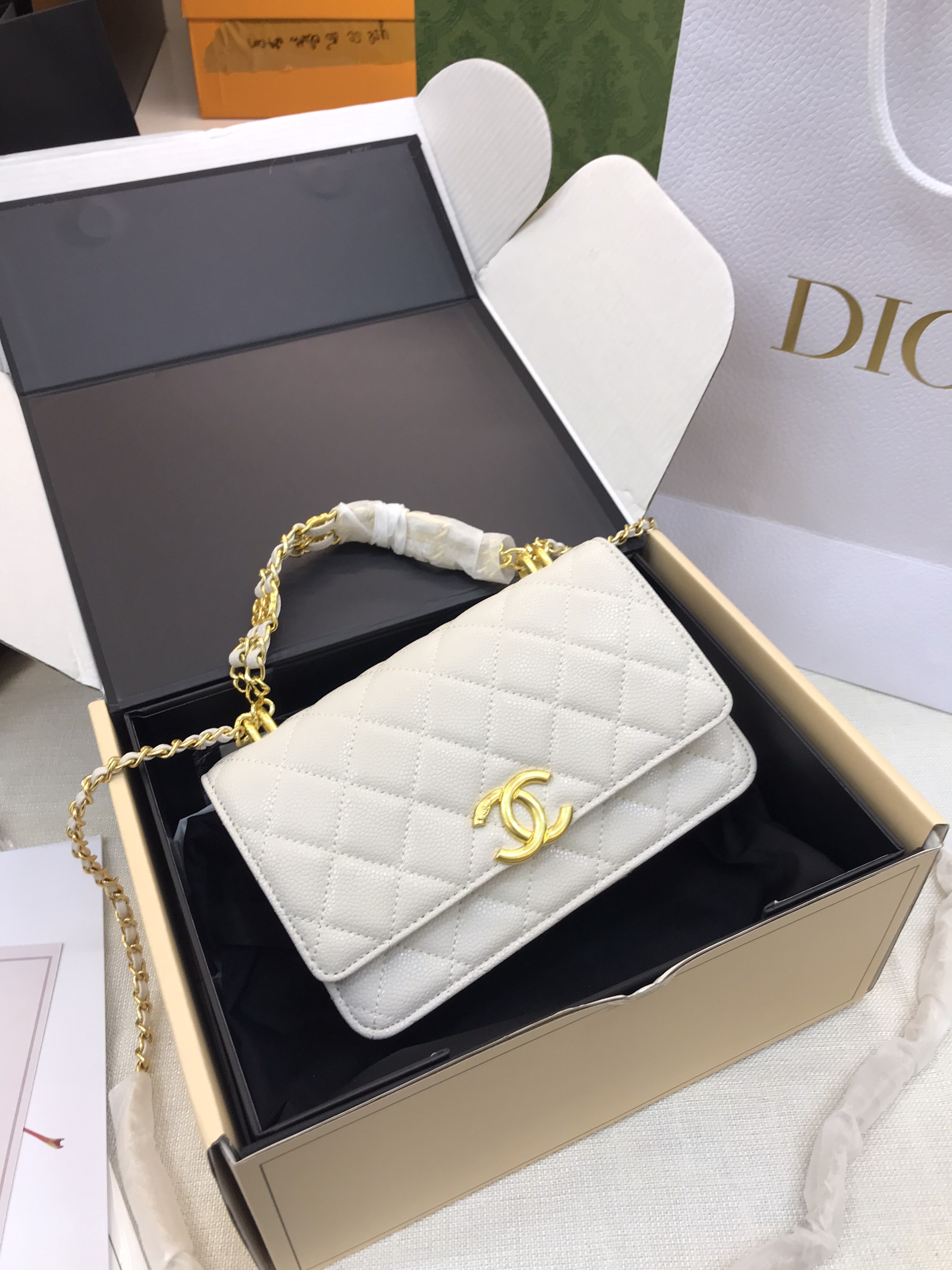 Túi Xách Chanel Woc Super Grain Effect Màu Trắng Khóa Vàng Size 20cm