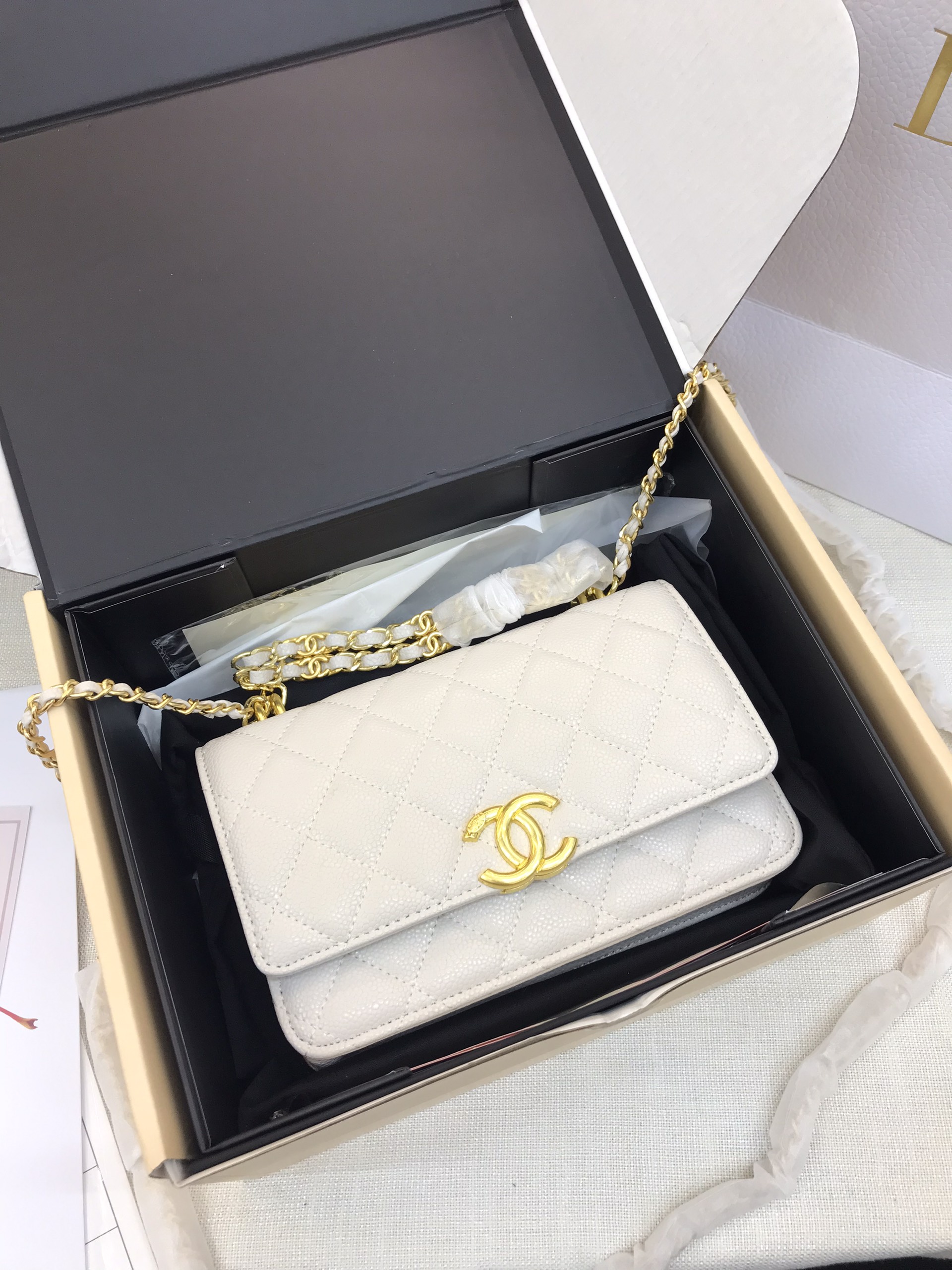 Túi Xách Chanel Woc Super Grain Effect Màu Trắng Khóa Vàng Size 20cm